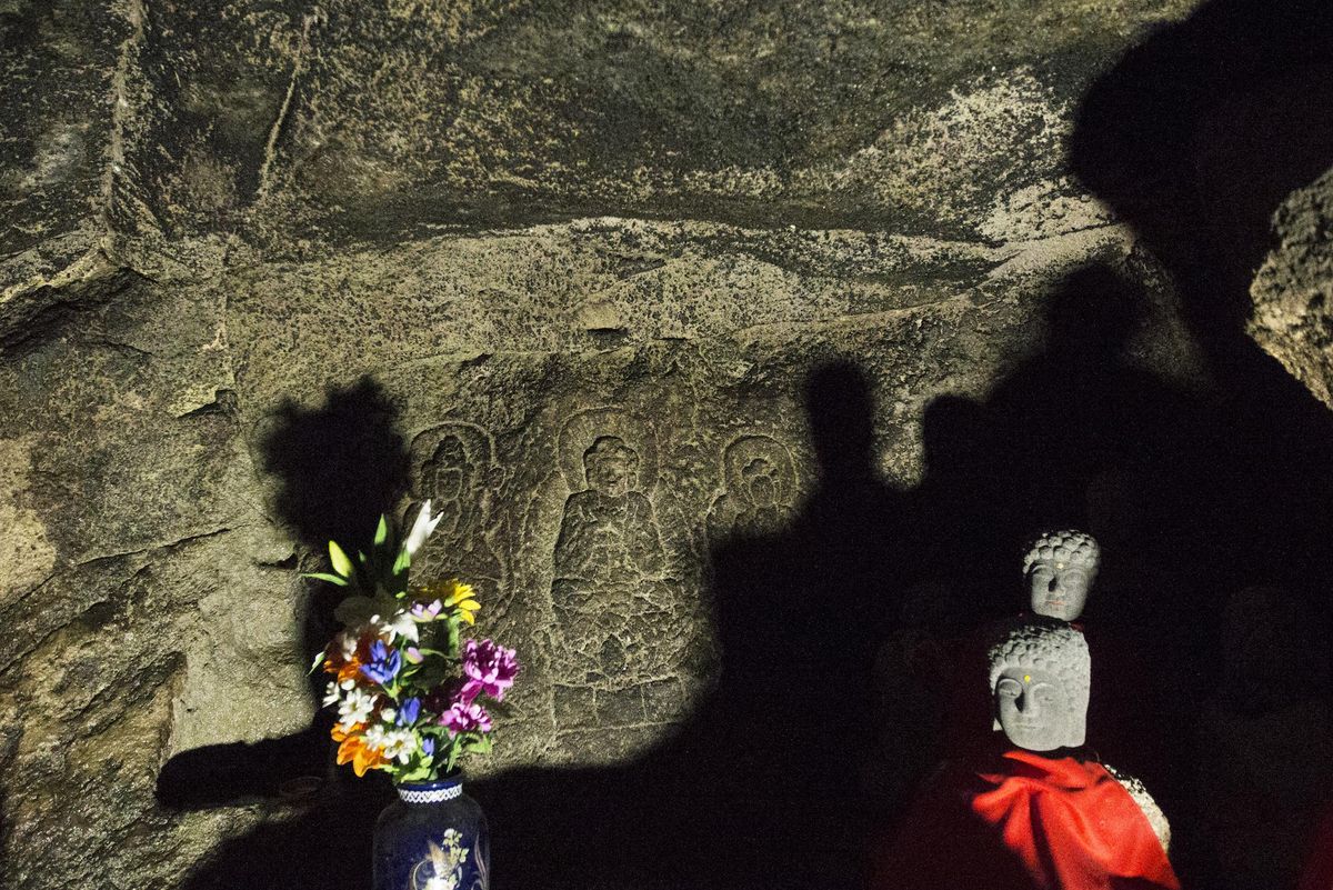 五百罗汉所在的洞窟中挖掘出的岩壁三佛体 / Three Buddha Figures carved inside the Cave of ...