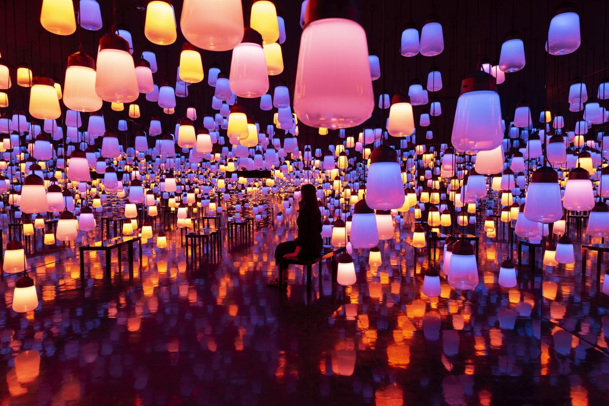 Forest and Spiral of Resonating Lamps: One Stroke - Fire on Ice | teamLab