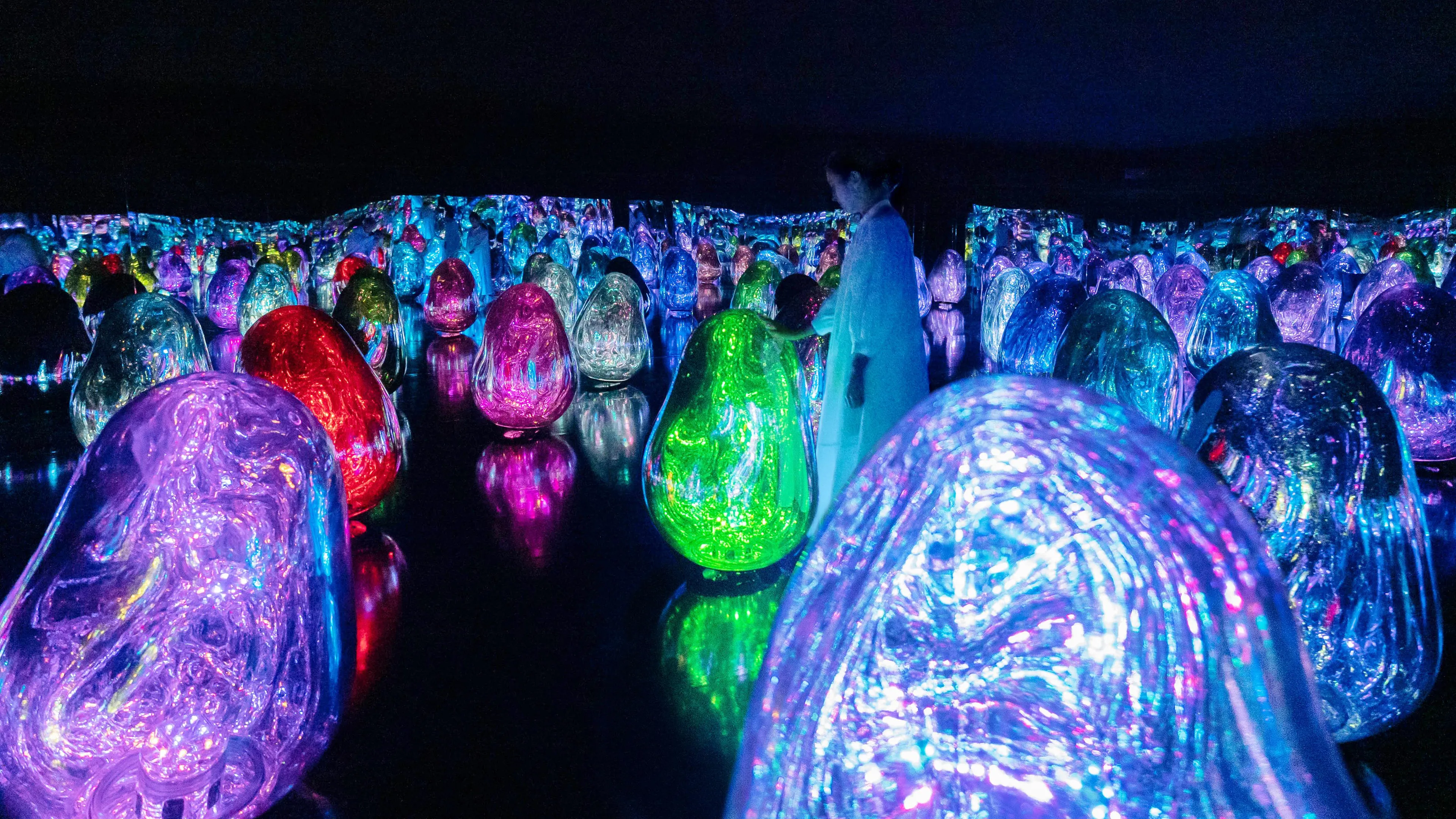 Espace teamLab x M&O: Resonating Microcosms - Solidified Light Color ...