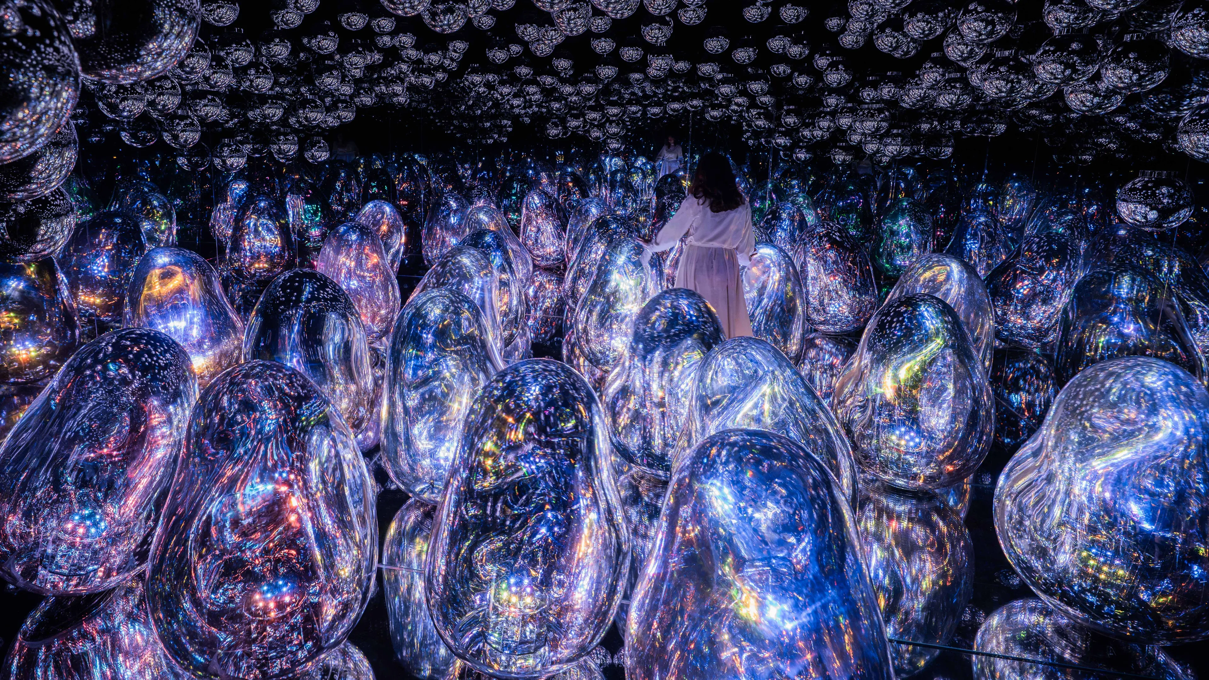 Resonating Microcosms - Solidified Light | teamLab