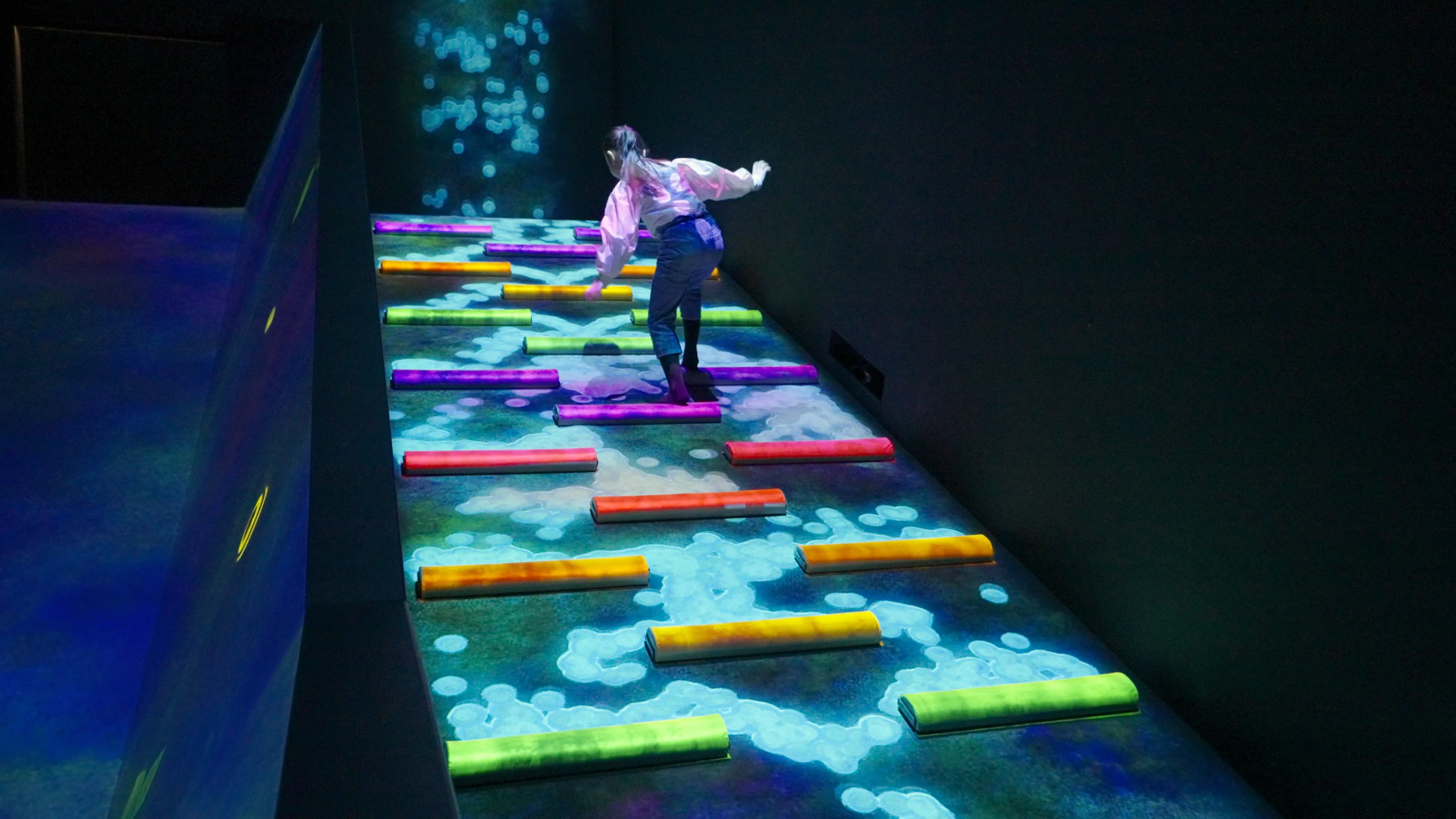 Waterfall Droplets, Flowing Down a Slope | teamLab