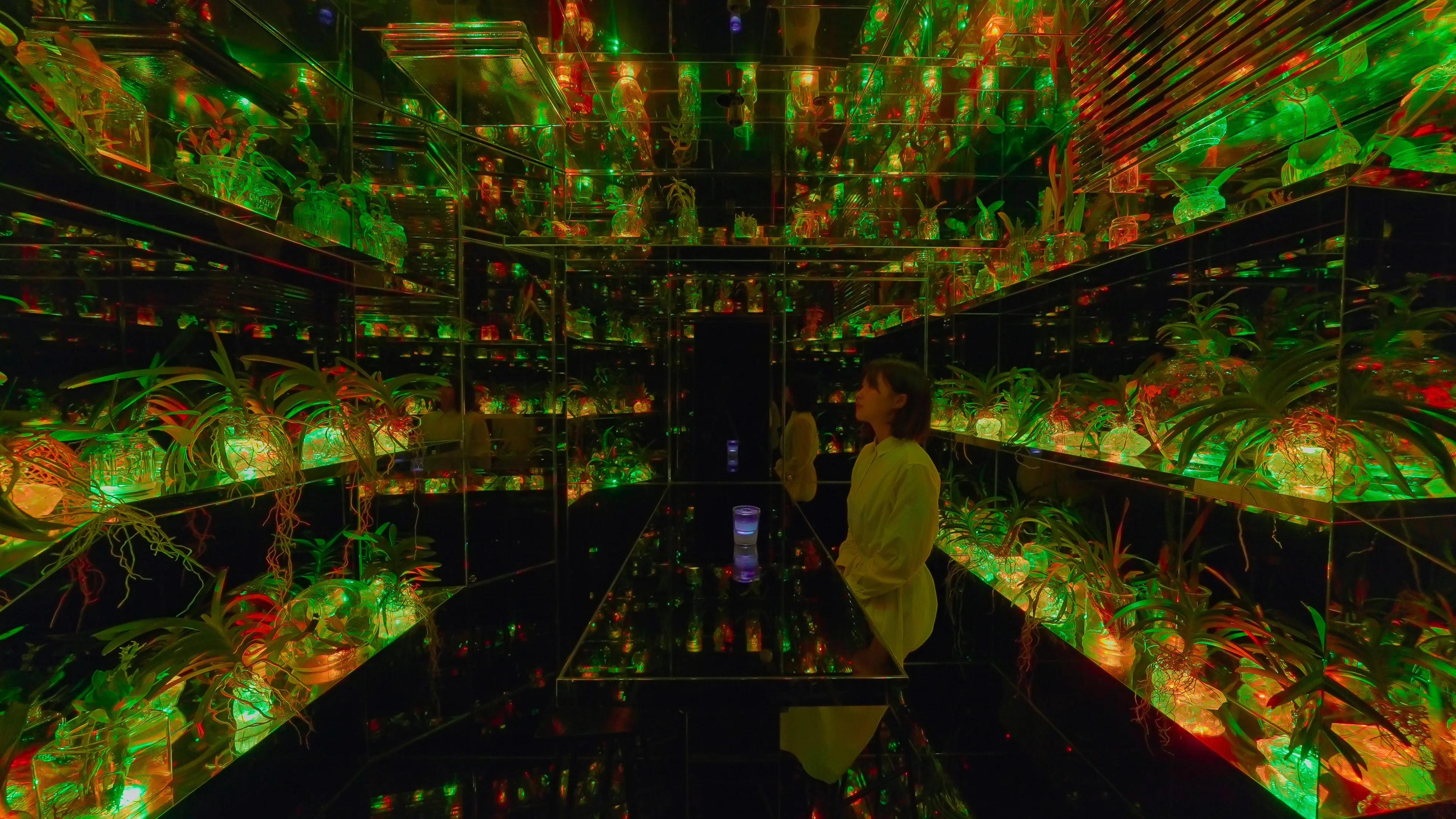 Nursery Lamps in Spontaneous Order | teamLab