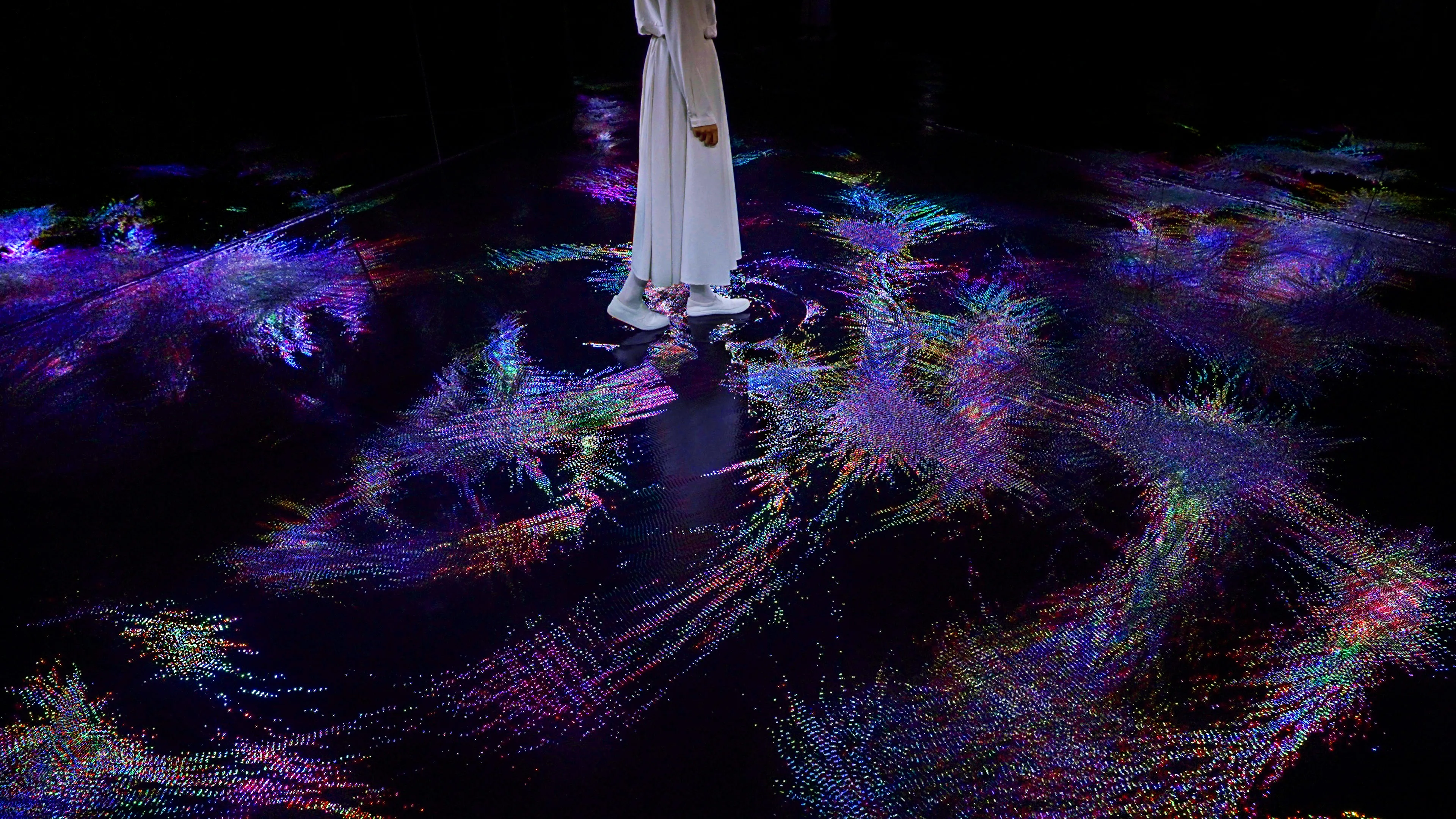 Living Crystallized Light | teamLab