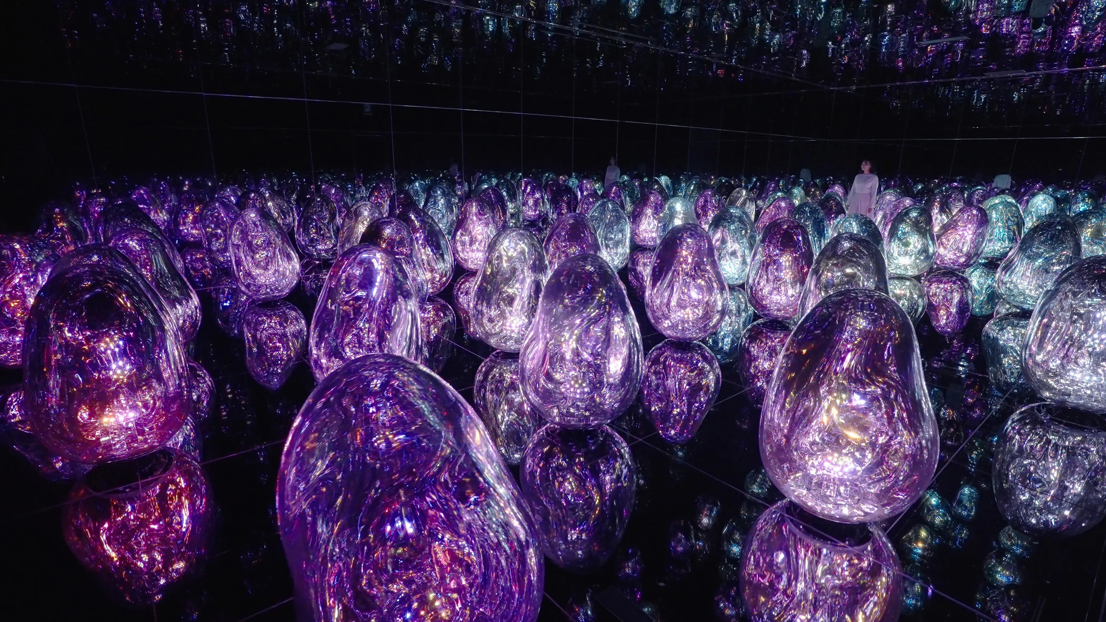 Resonating Microcosms - Solidified Light | teamLab