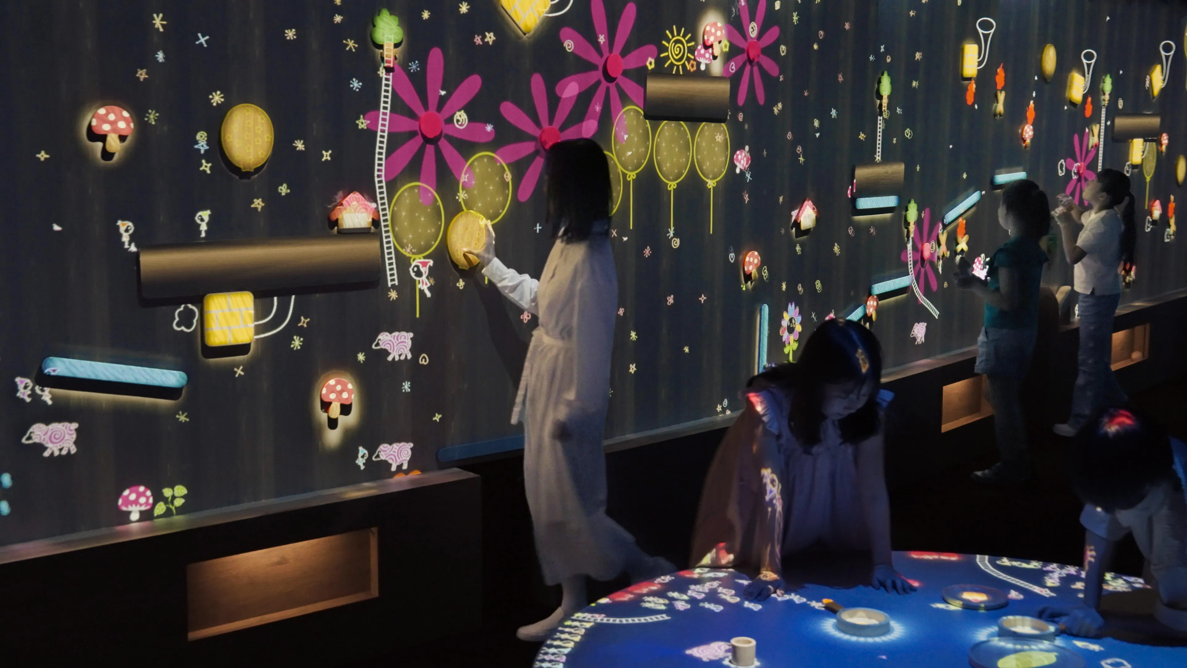 A Musical Wall where Little People Live | teamLab
