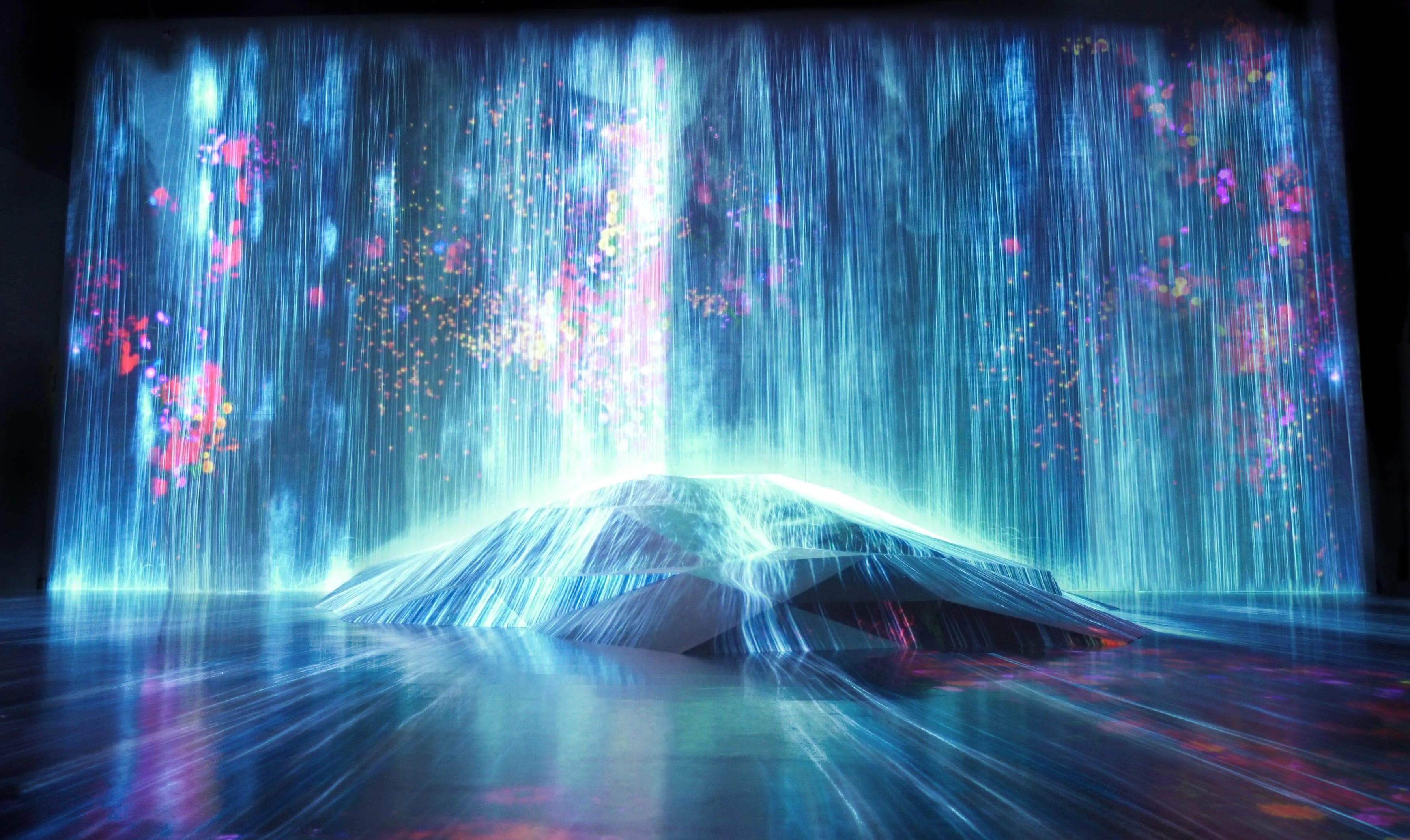 在人们聚集的岩石上，注入水粒子的世界 / Universe of Water Particles on a Rock where People ...