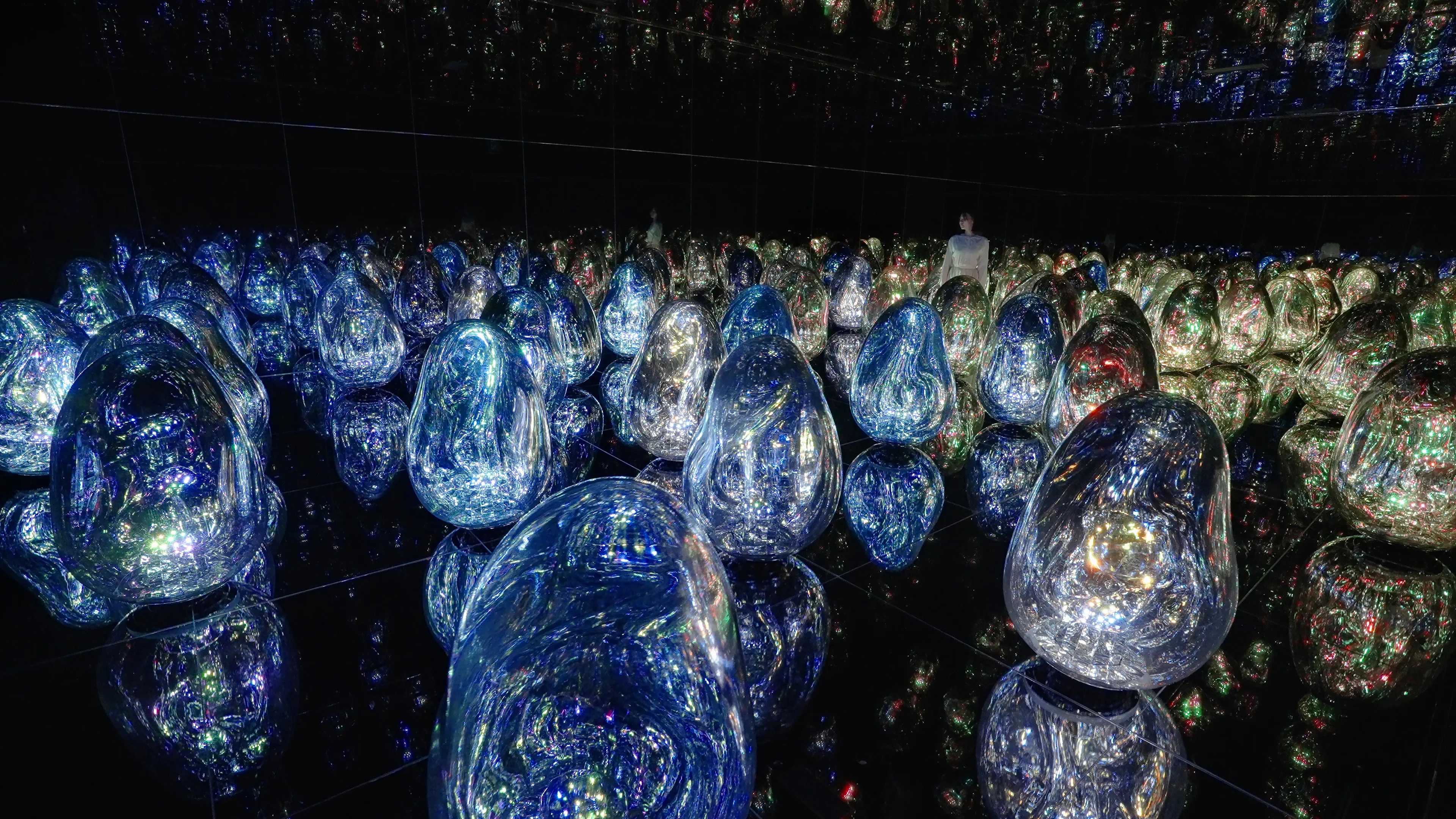 Resonating Microcosms - Solidified Light | teamLab
