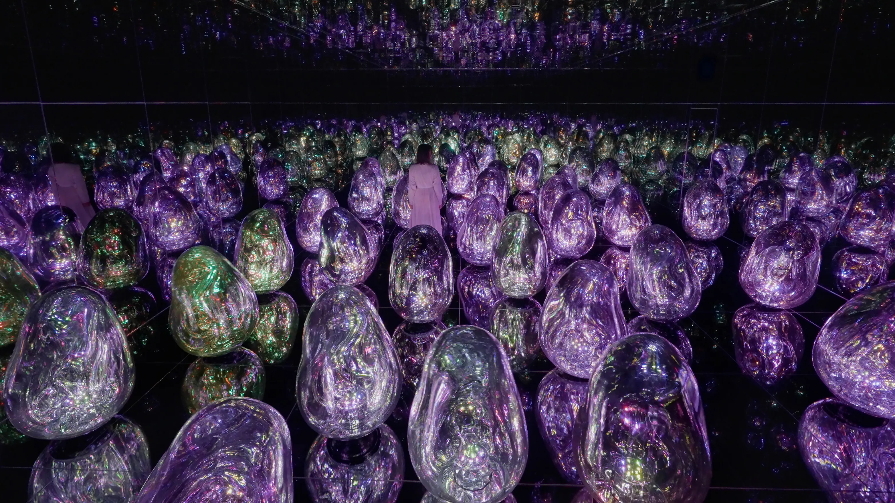 Resonating Microcosms - Solidified Light | teamLab
