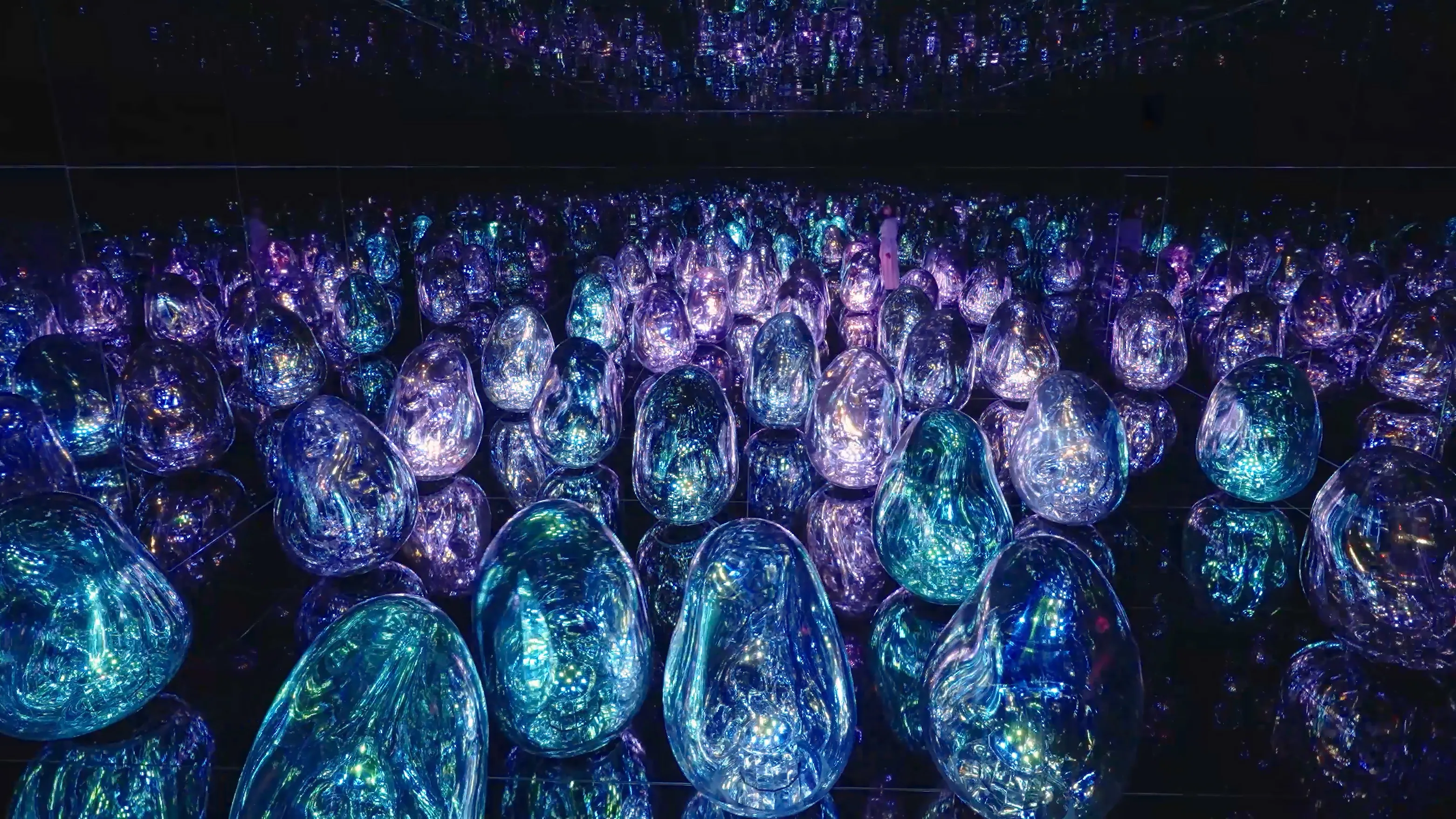 Resonating Microcosms - Solidified Light | teamLab