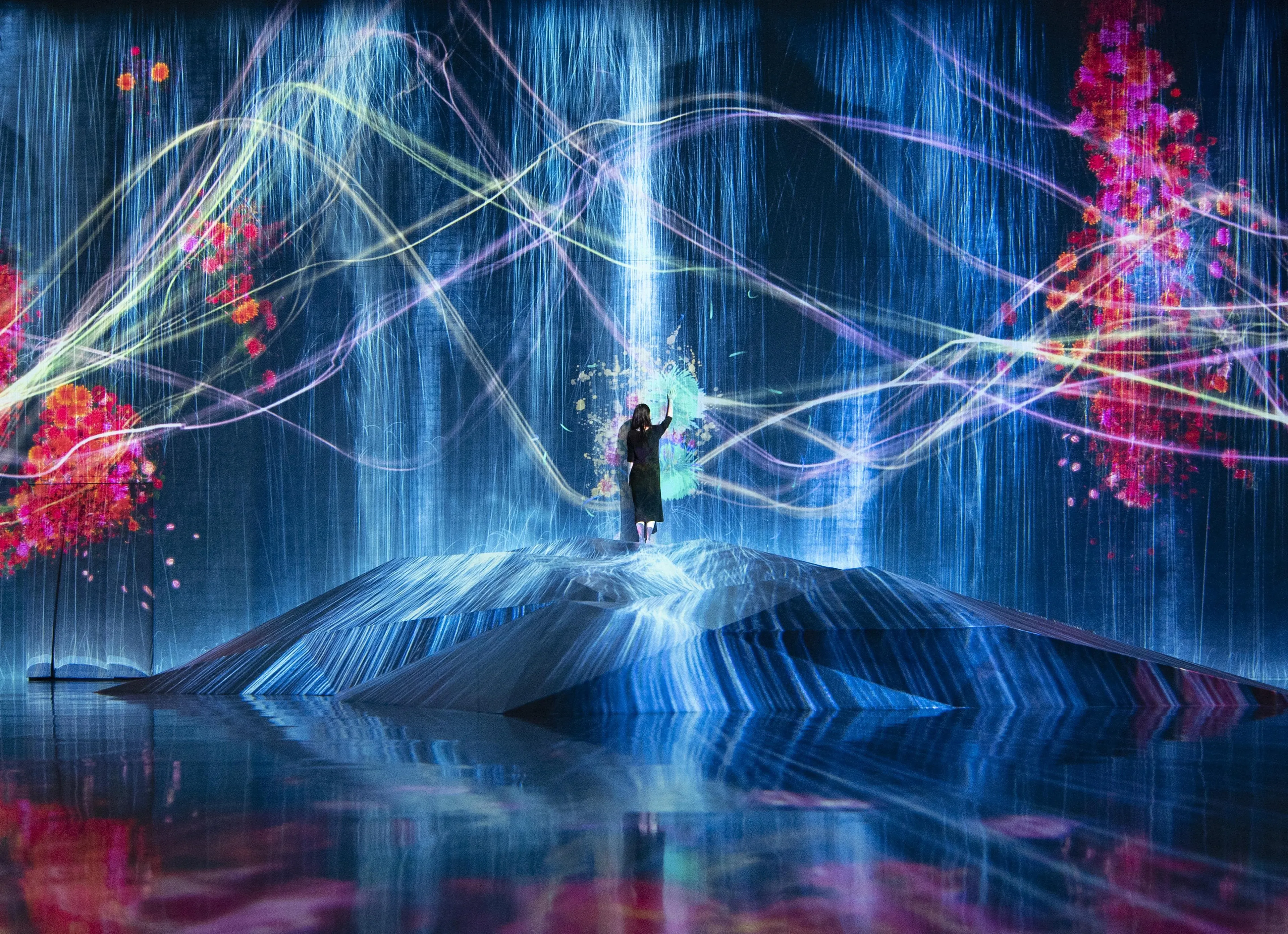Universe of Water Particles on a Rock where People Gather | teamLab