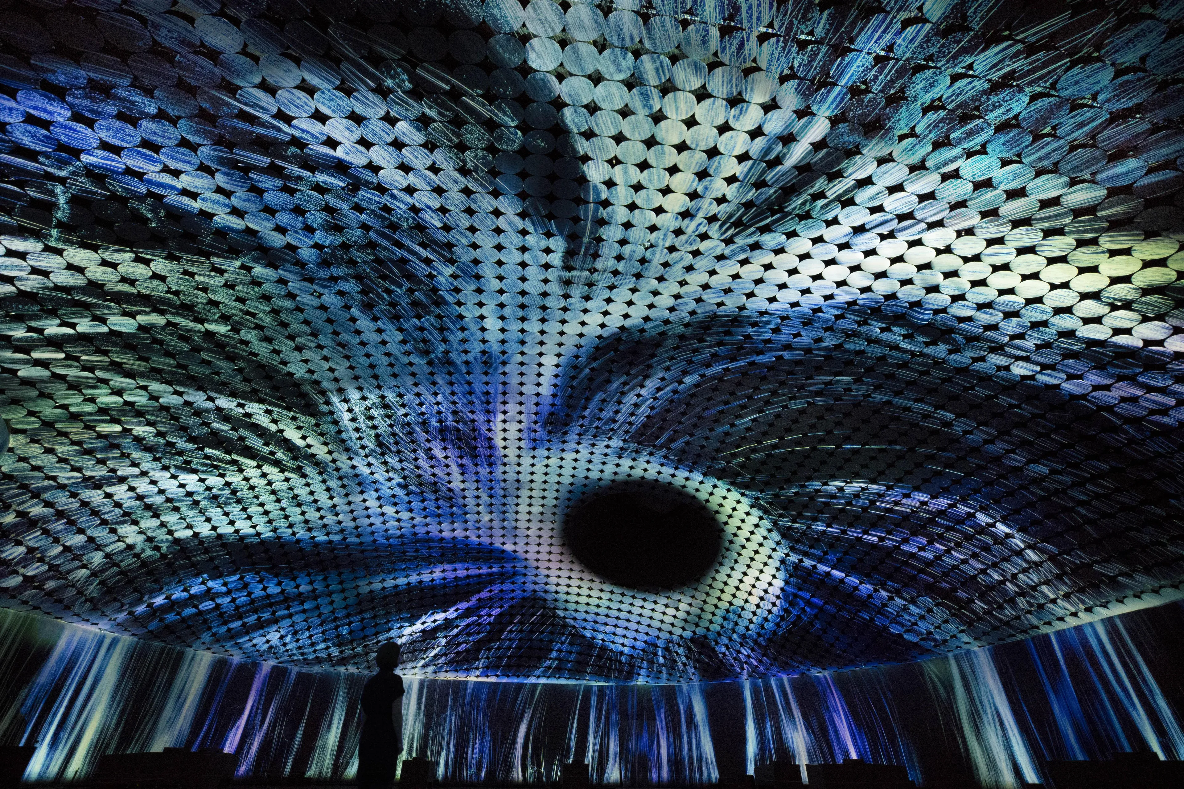 Vortex of Light Particles | teamLab