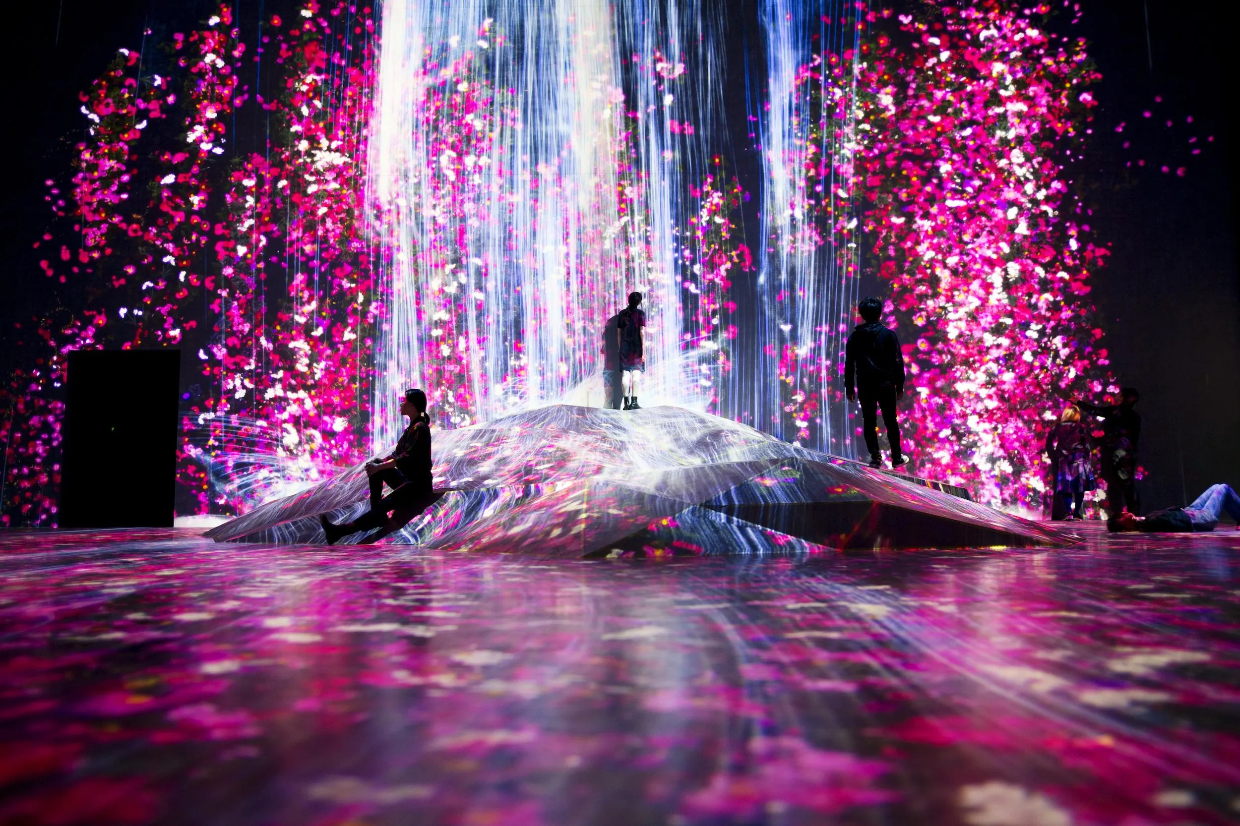 在人们聚集的岩石上，注入水粒子的世界 / Universe of Water Particles on a Rock where People ...