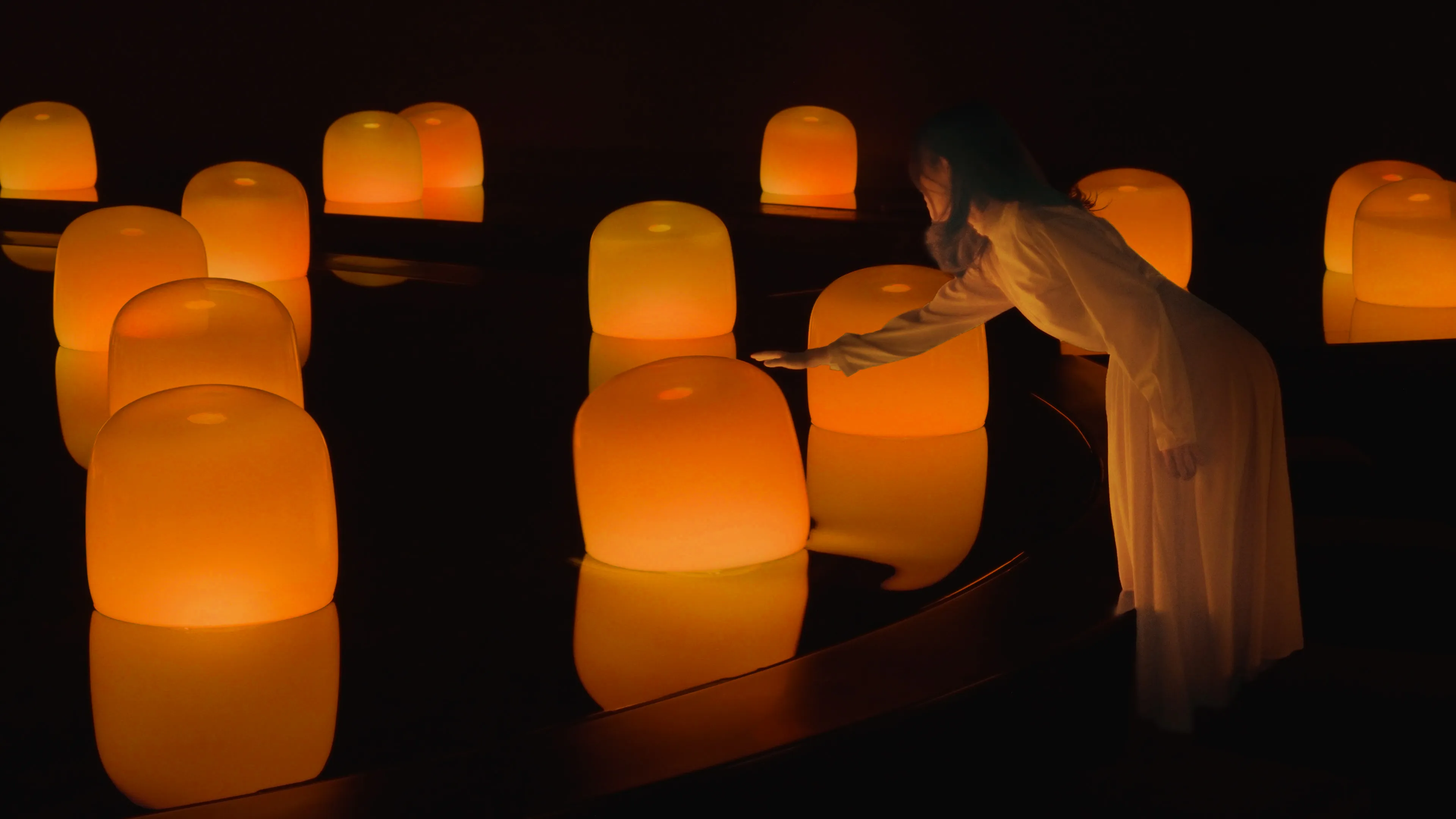 Floating Lamps in Spontaneous Order | teamLab