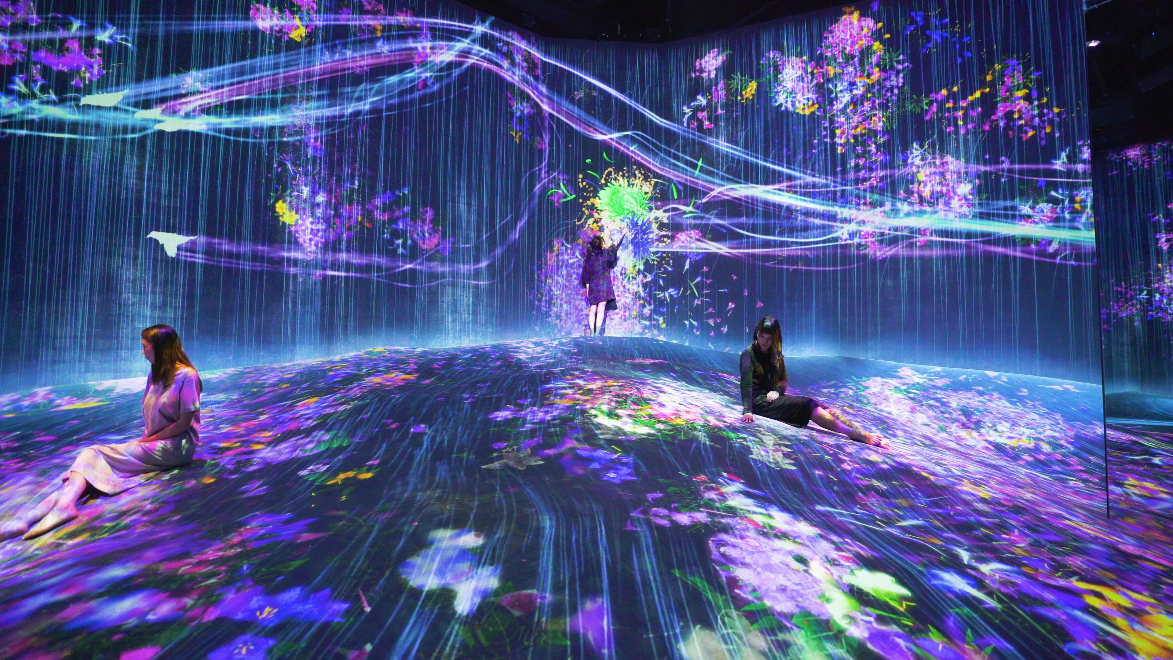 在人們聚集的岩丘上，注入水粒子的世界 / Universe of Water Particles on a Rock Hill where ...
