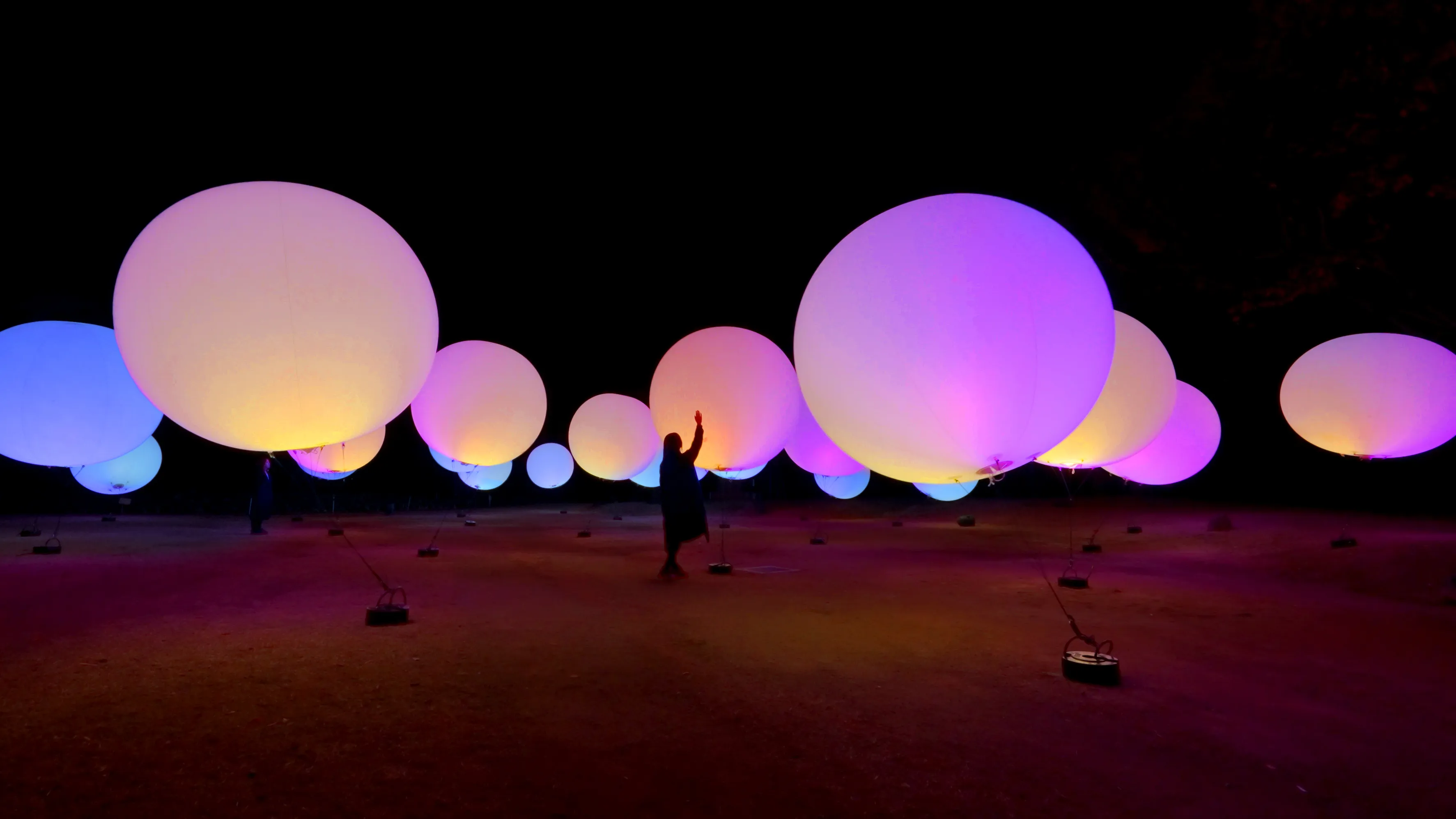飘浮的呼应球体 / Floating, Resonating Spheres | teamLab