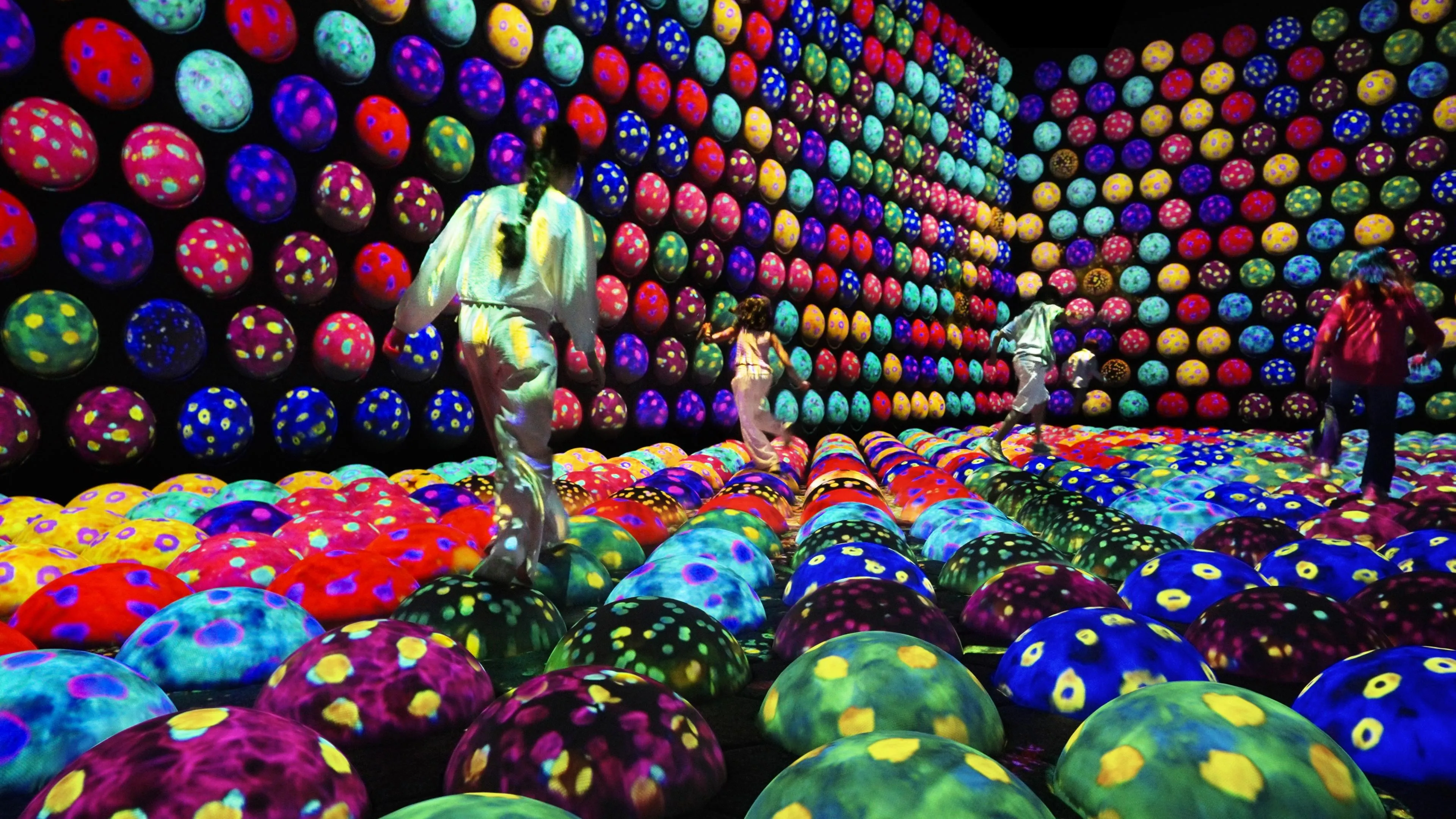 Rapidly Rotating Bouncing Spheres in the Caterpillar House | teamLab
