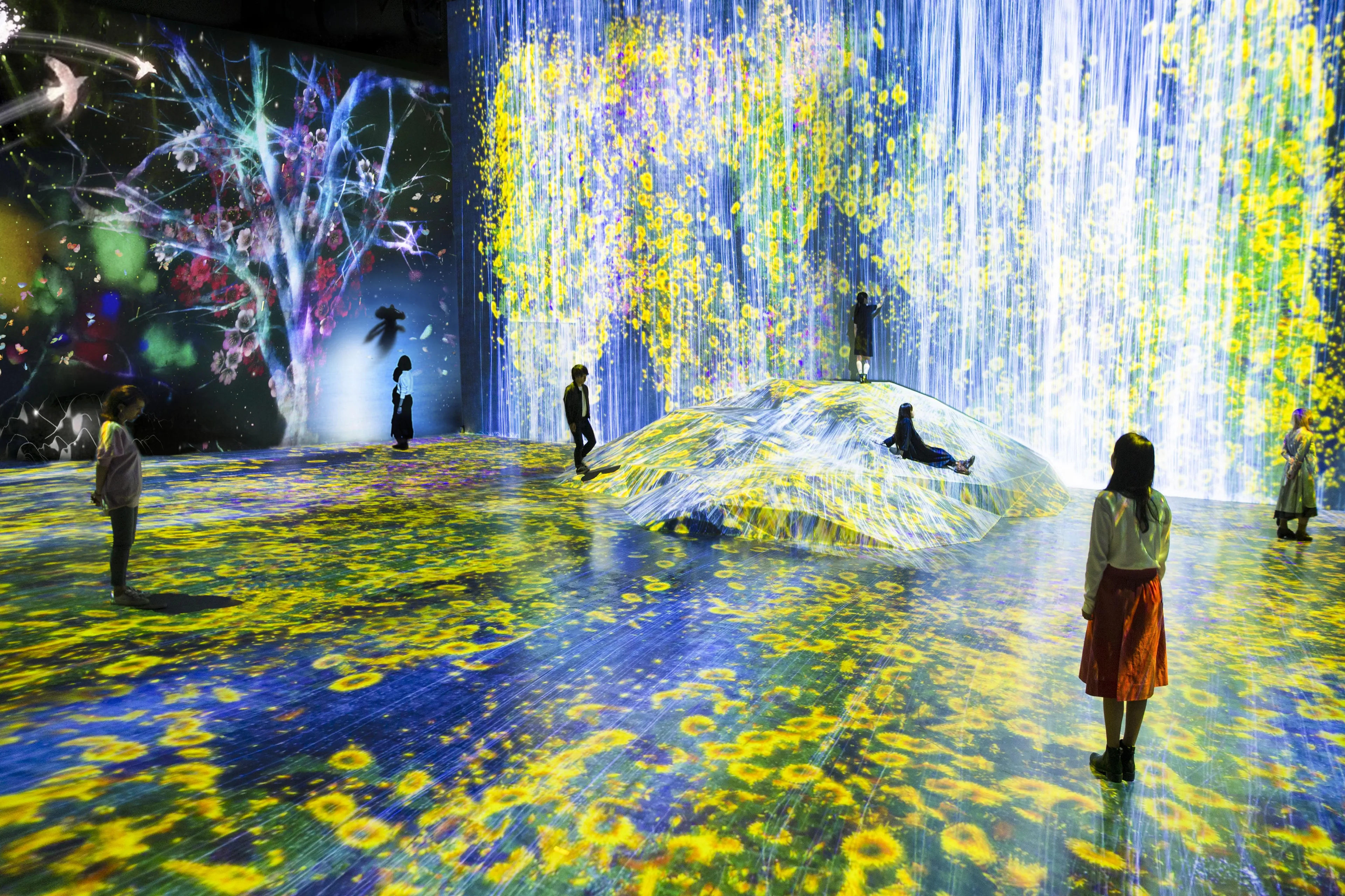 在人们聚集的岩石上，注入水粒子的世界 / Universe of Water Particles on a Rock where People ...