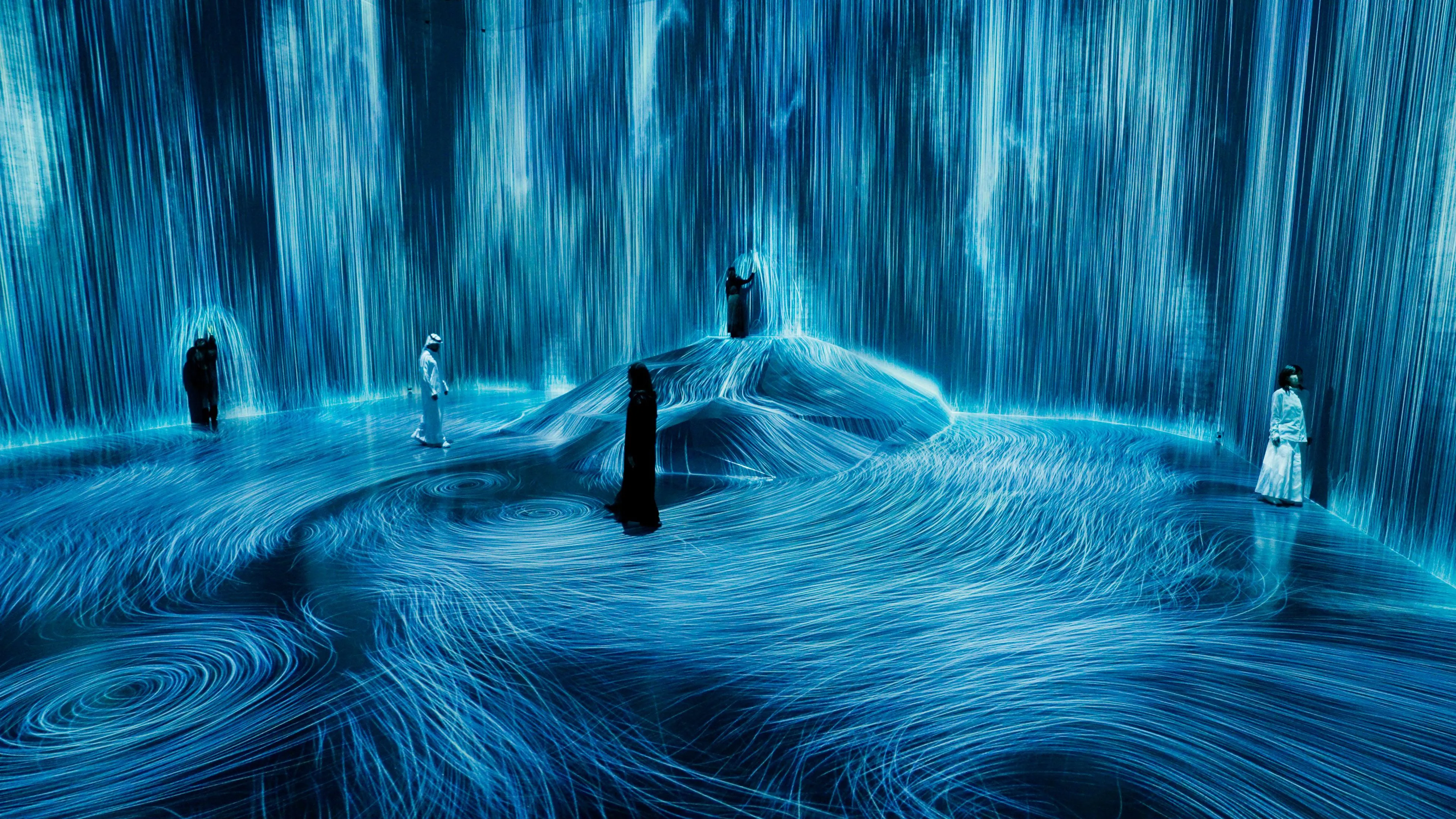 在人们聚集的岩石上，注入水粒子的世界 / Universe of Water Particles on a Rock where People ...