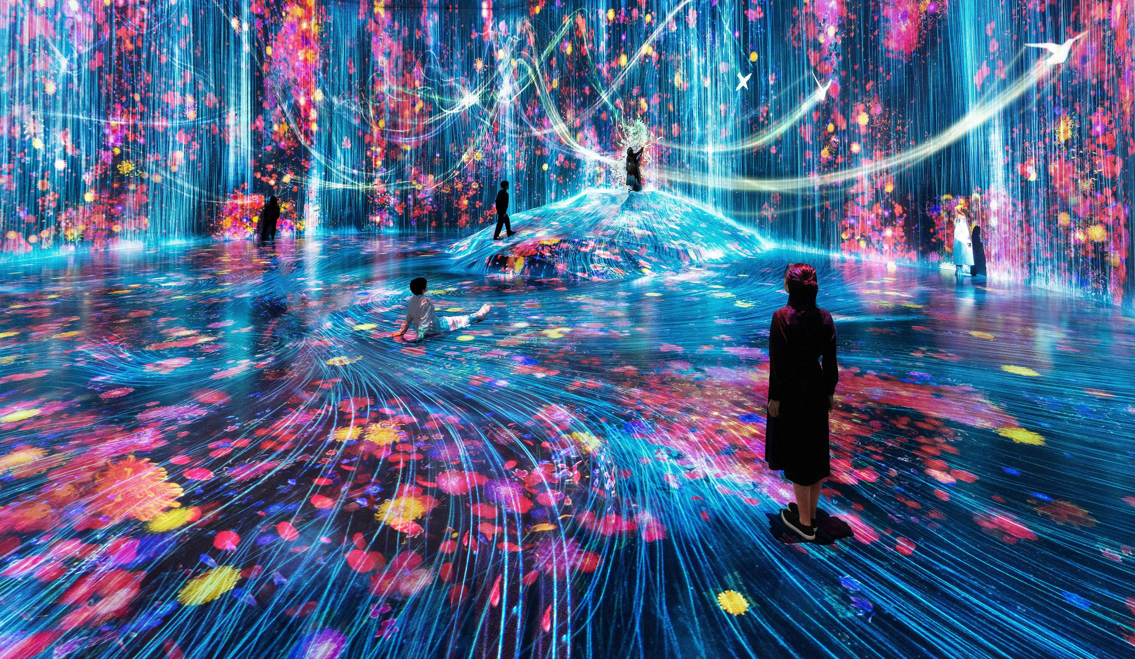 在人们聚集的岩石上，注入水粒子的世界 / Universe of Water Particles on a Rock where People ...