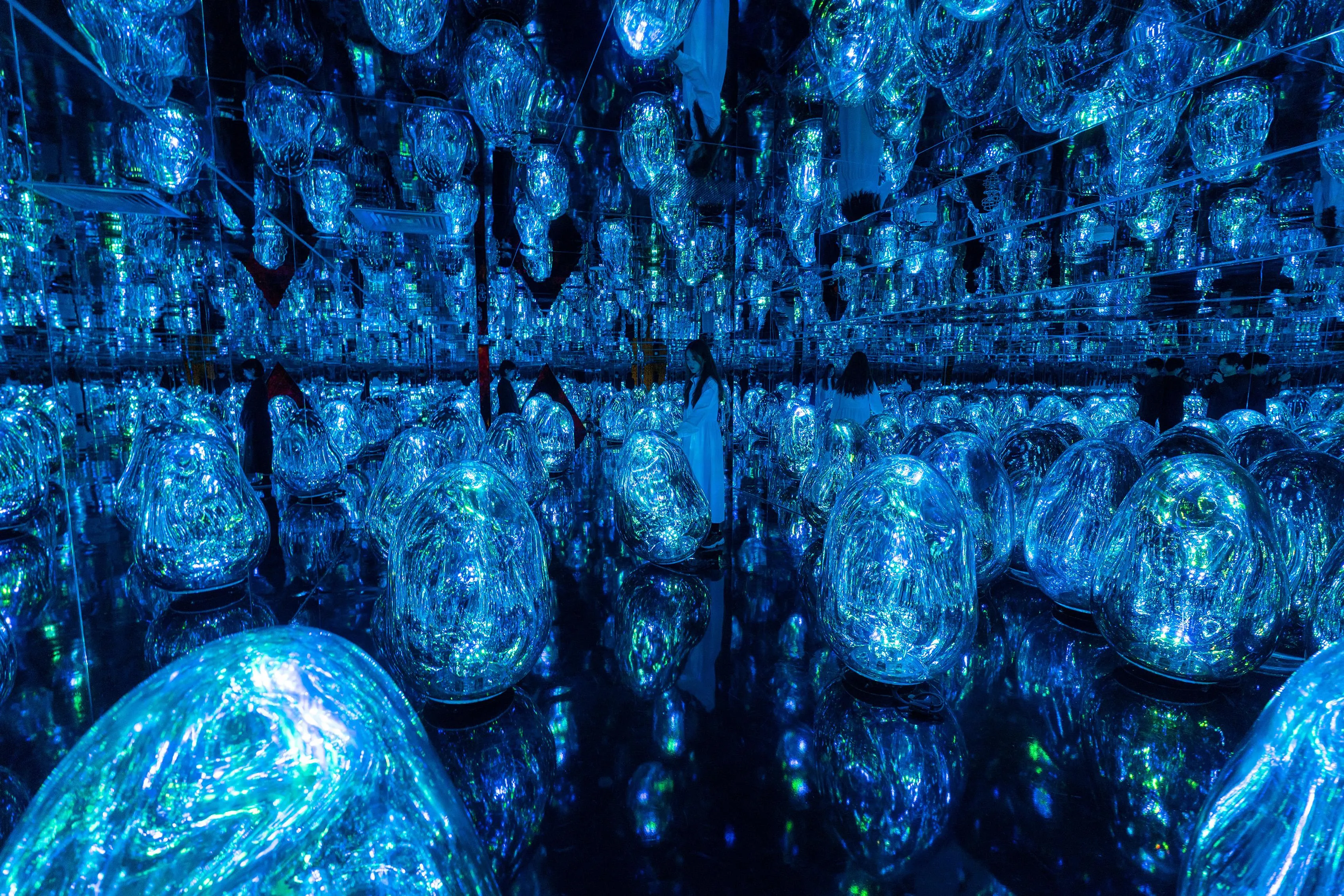呼応する小宇宙 - 固形化された光の色 / Resonating Microcosms - Solidified Light Color ...
