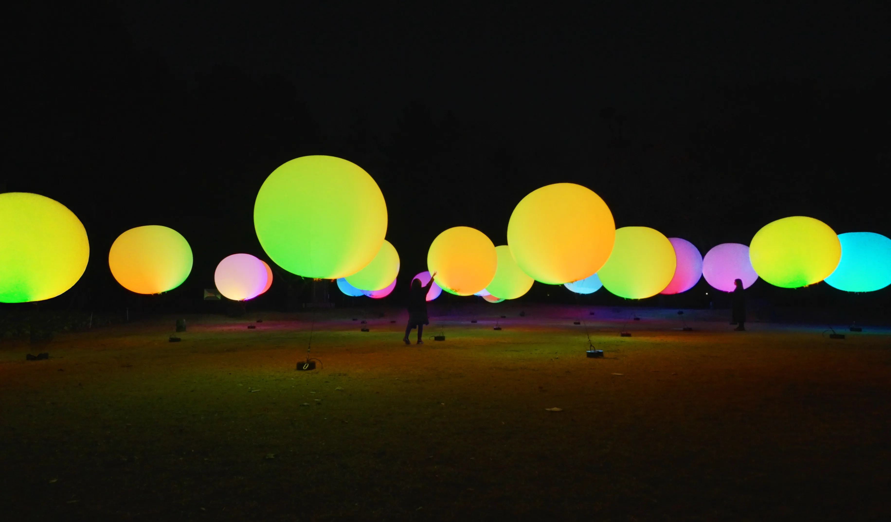 Floating, Resonating Spheres | teamLab