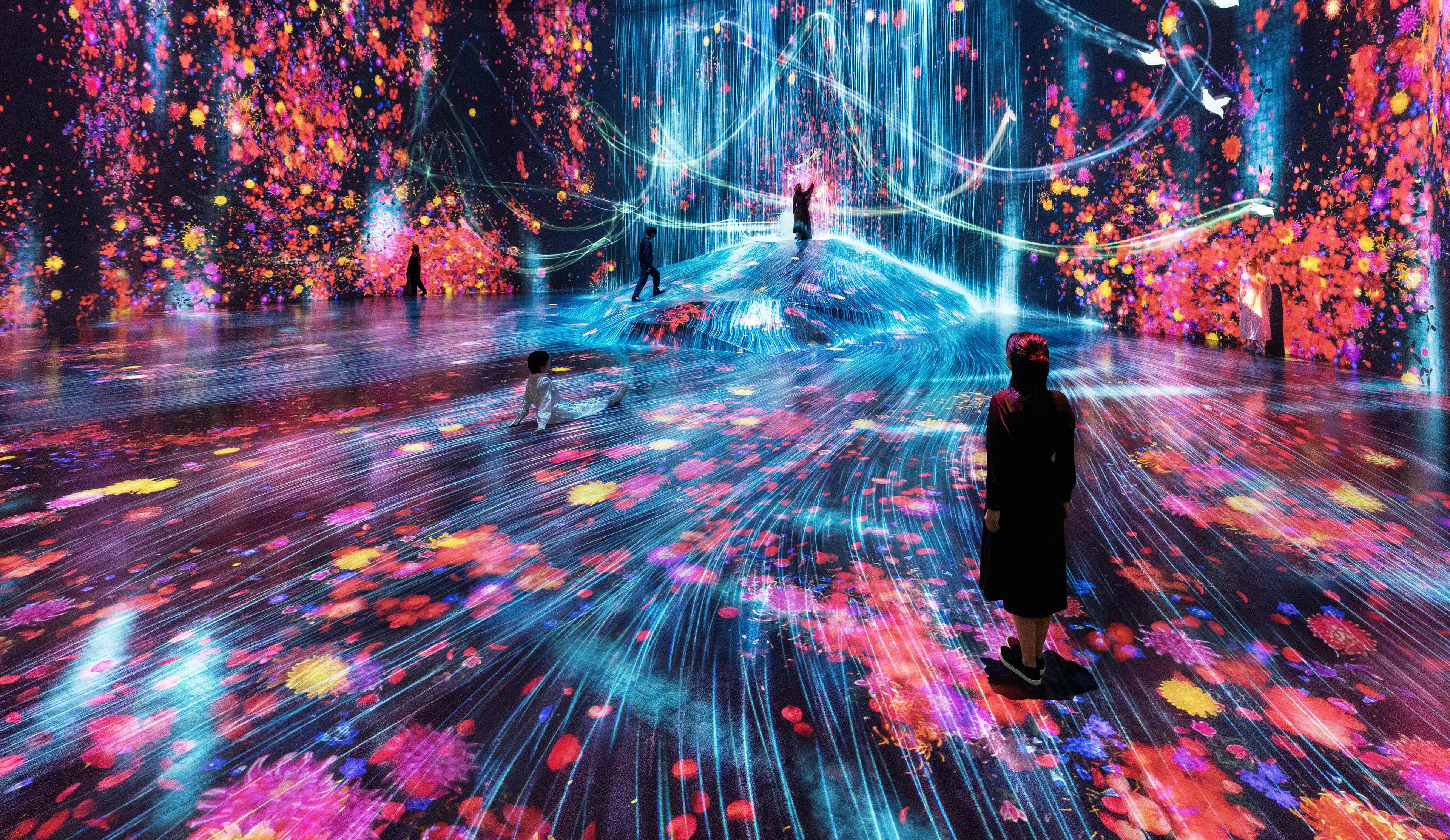 在人们聚集的岩石上，注入水粒子的世界 / Universe of Water Particles on a Rock where People ...