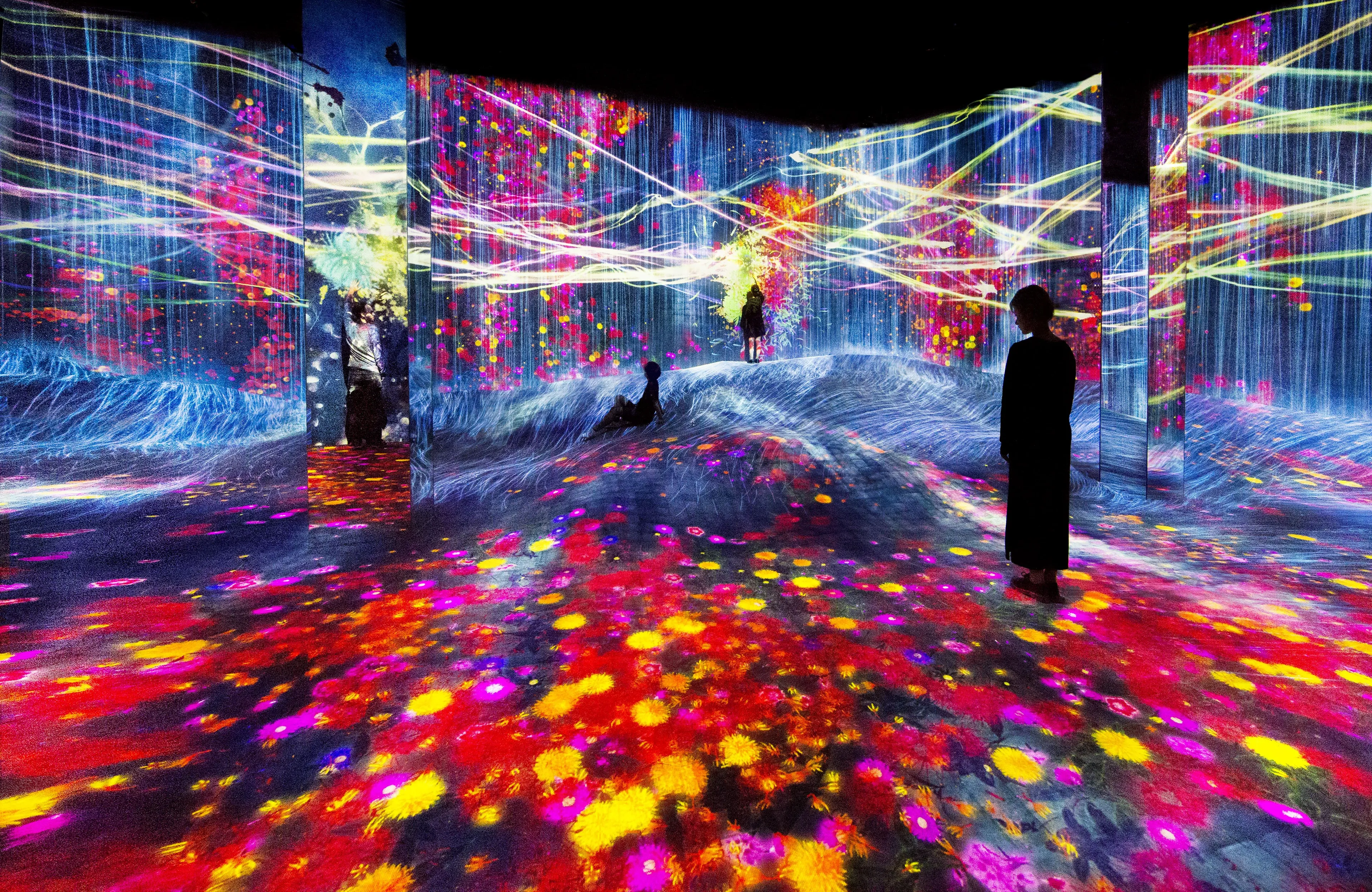 在人們聚集的岩丘上，注入水粒子的世界 / Universe of Water Particles on a Rock Hill where ...