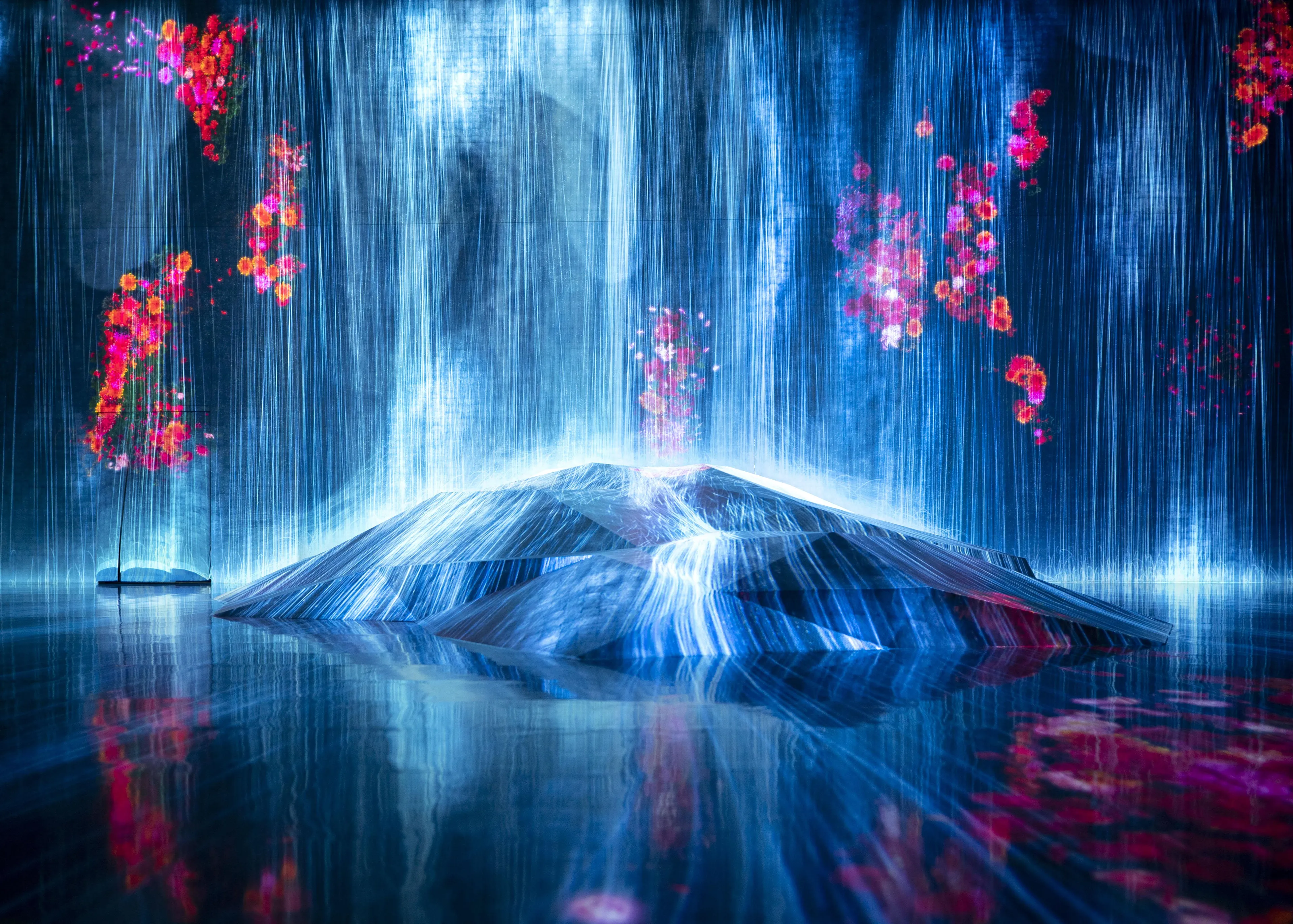 Universe of Water Particles on a Rock where People Gather | teamLab
