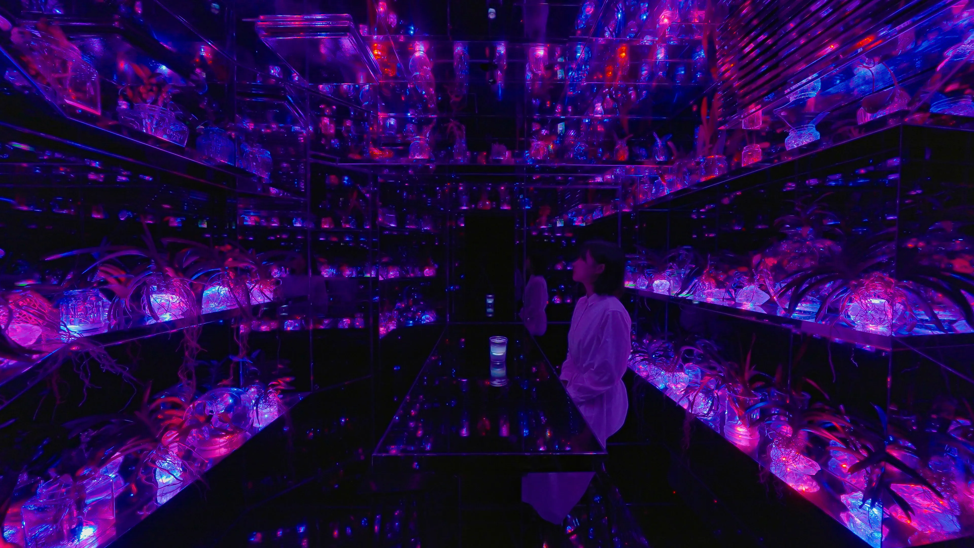 Nursery Lamps in Spontaneous Order | teamLab