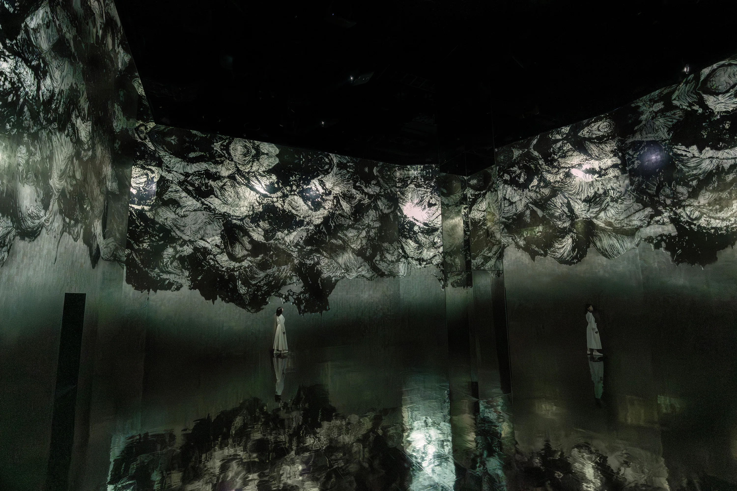 Memory of Waves in the Sky | teamLab