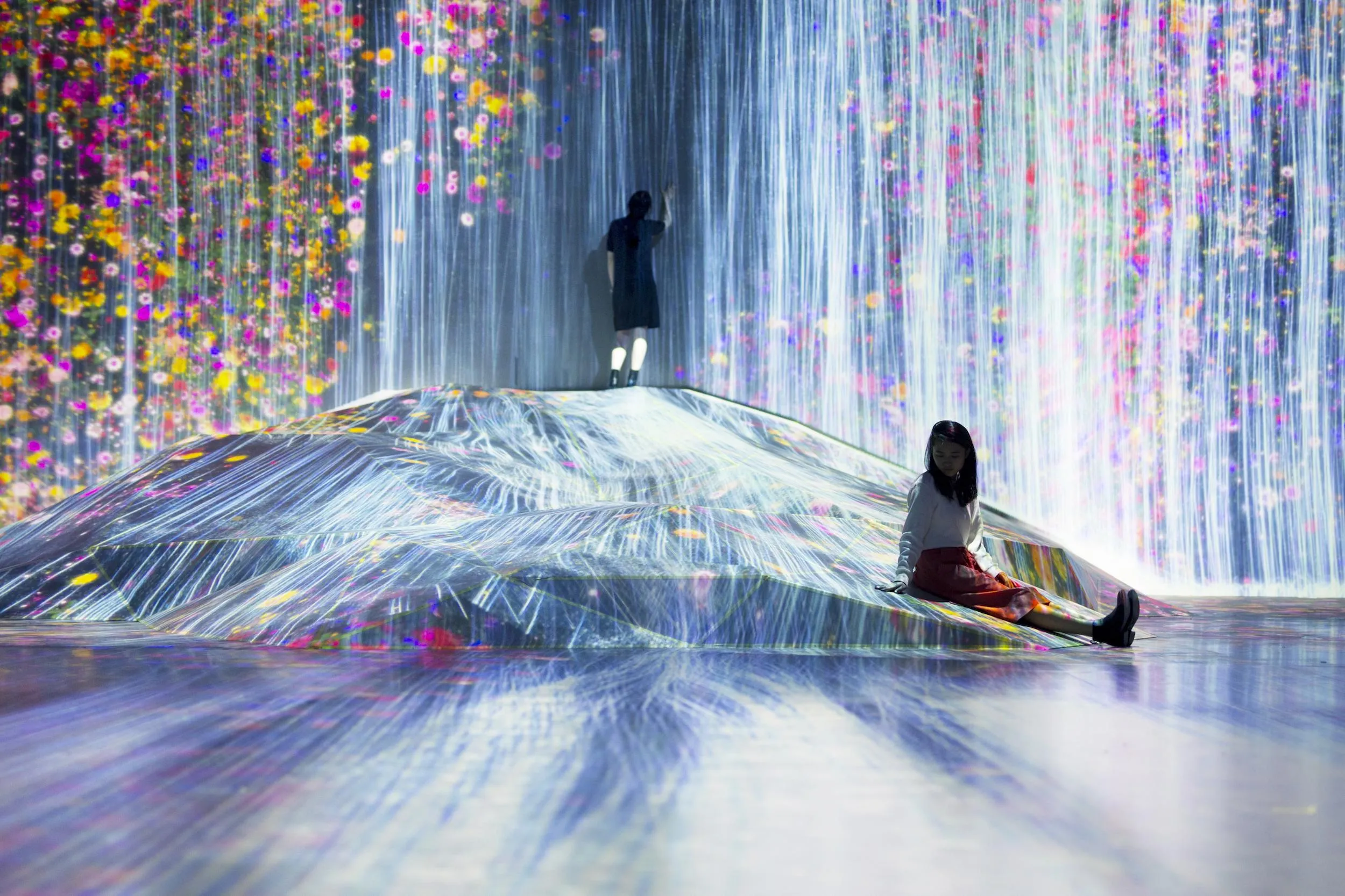 在人们聚集的岩石上，注入水粒子的世界 / Universe of Water Particles on a Rock where People ...