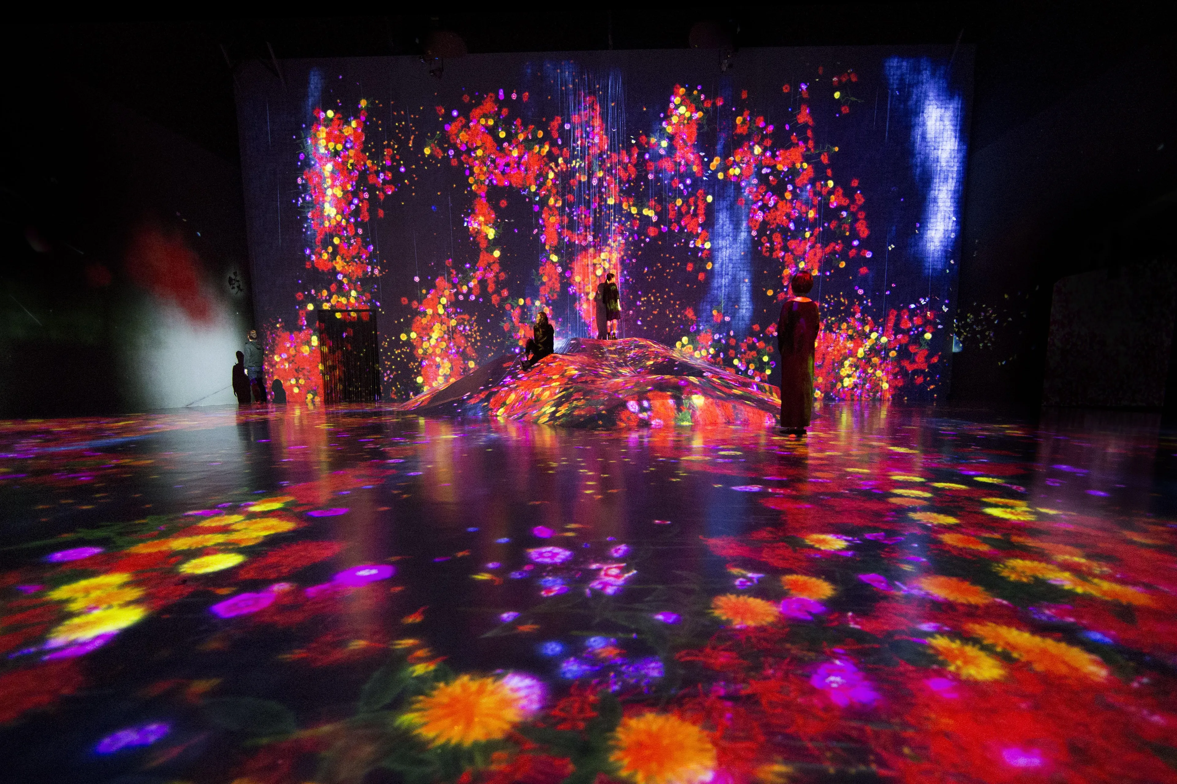 在人们聚集的岩石上，注入水粒子的世界 / Universe of Water Particles on a Rock where People ...