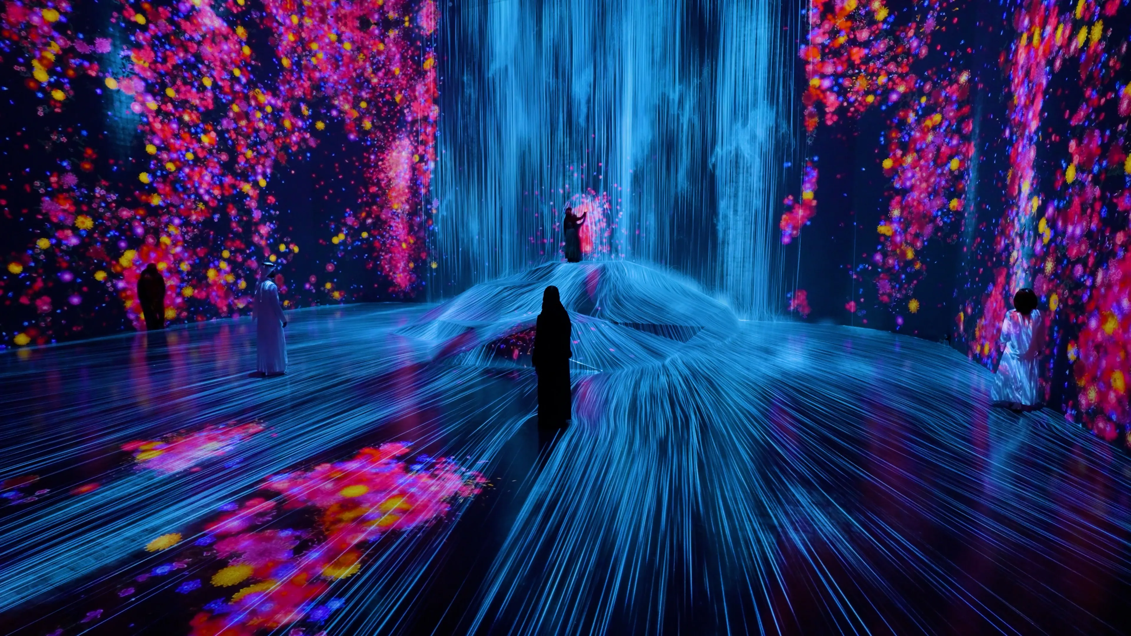 在人们聚集的岩石上，注入水粒子的世界 / Universe of Water Particles on a Rock where People ...