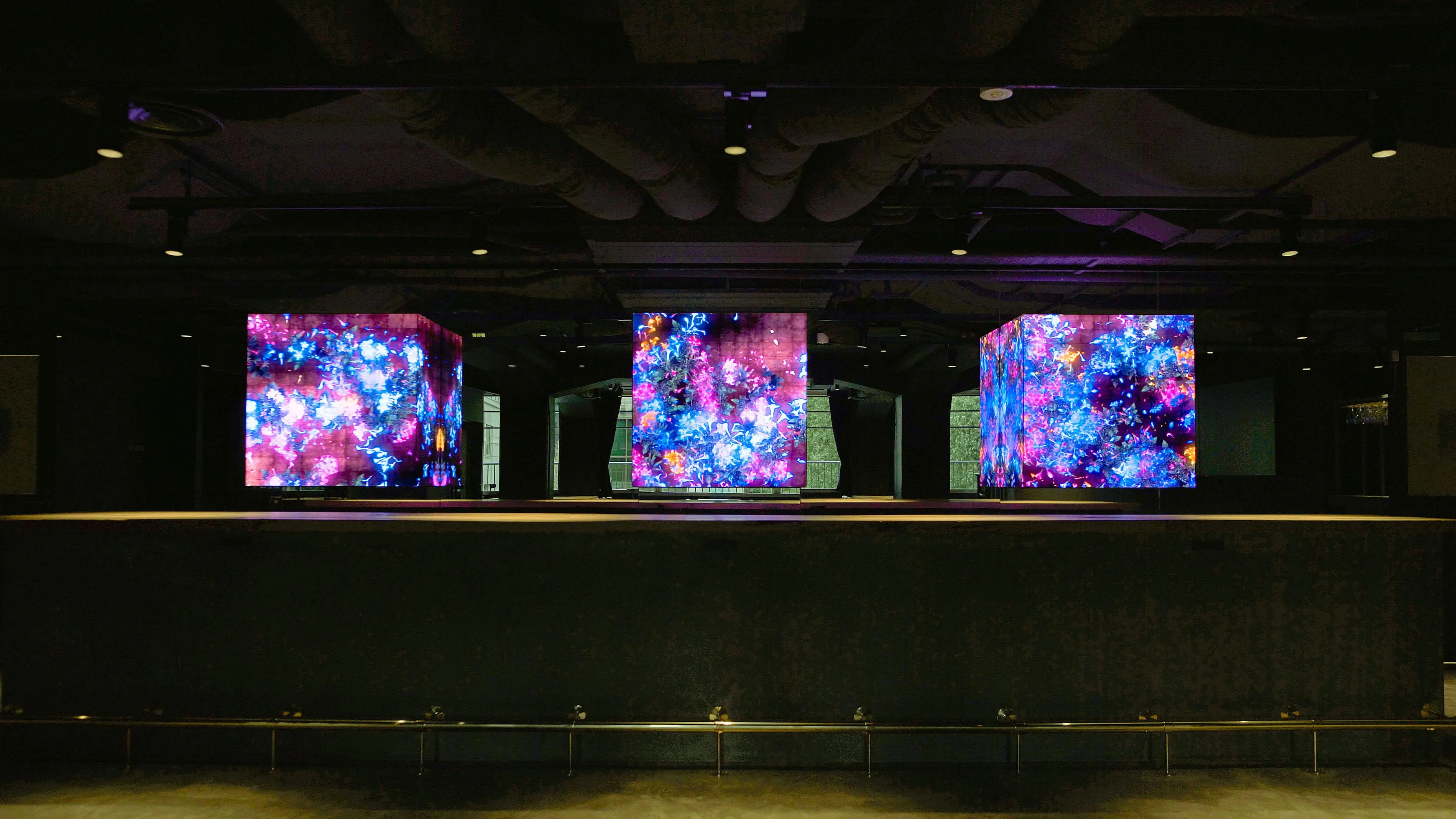 Continuous Life in Cubes of Light - Copper | teamLab