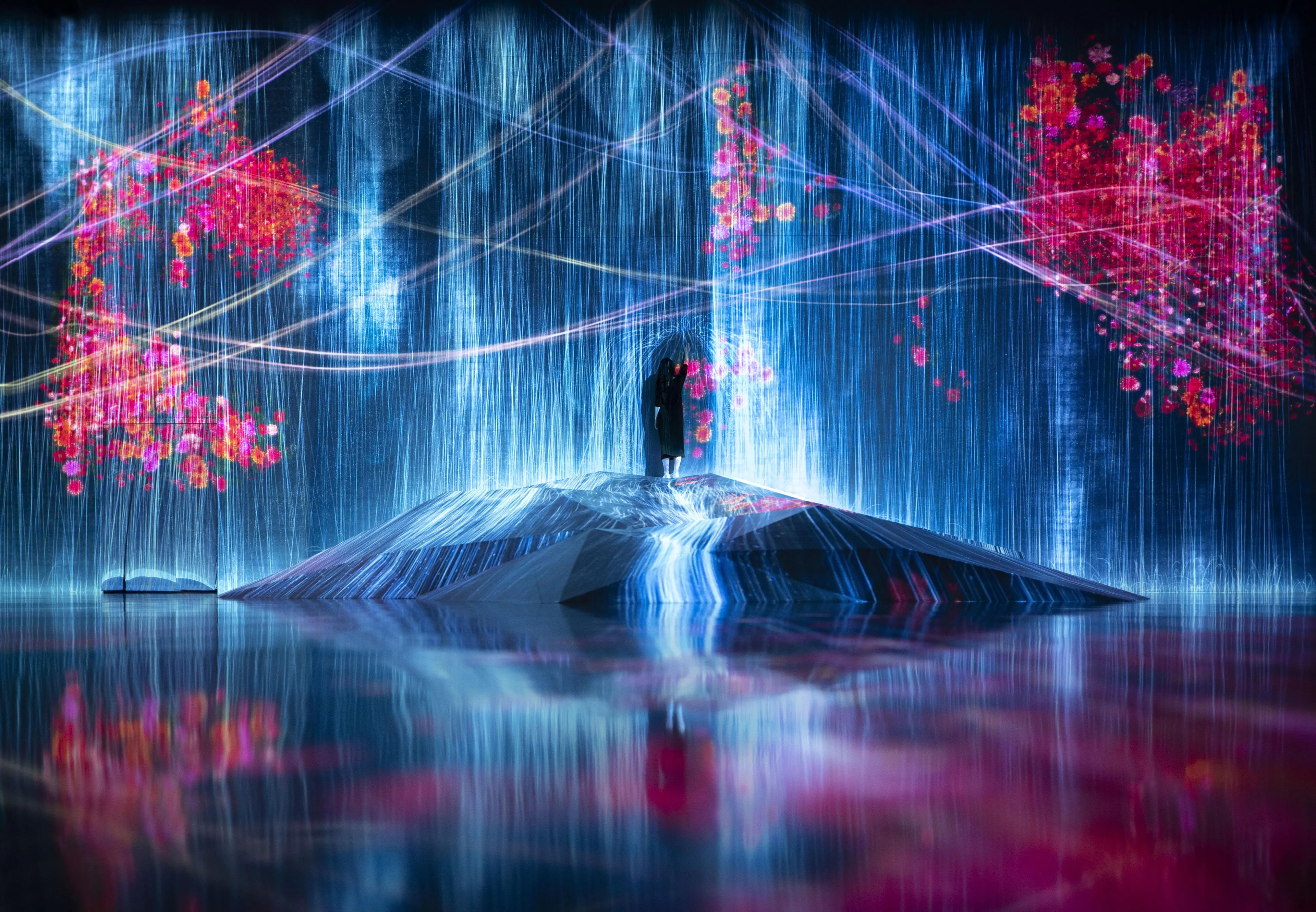 Universe of Water Particles on a Rock where People Gather | teamLab