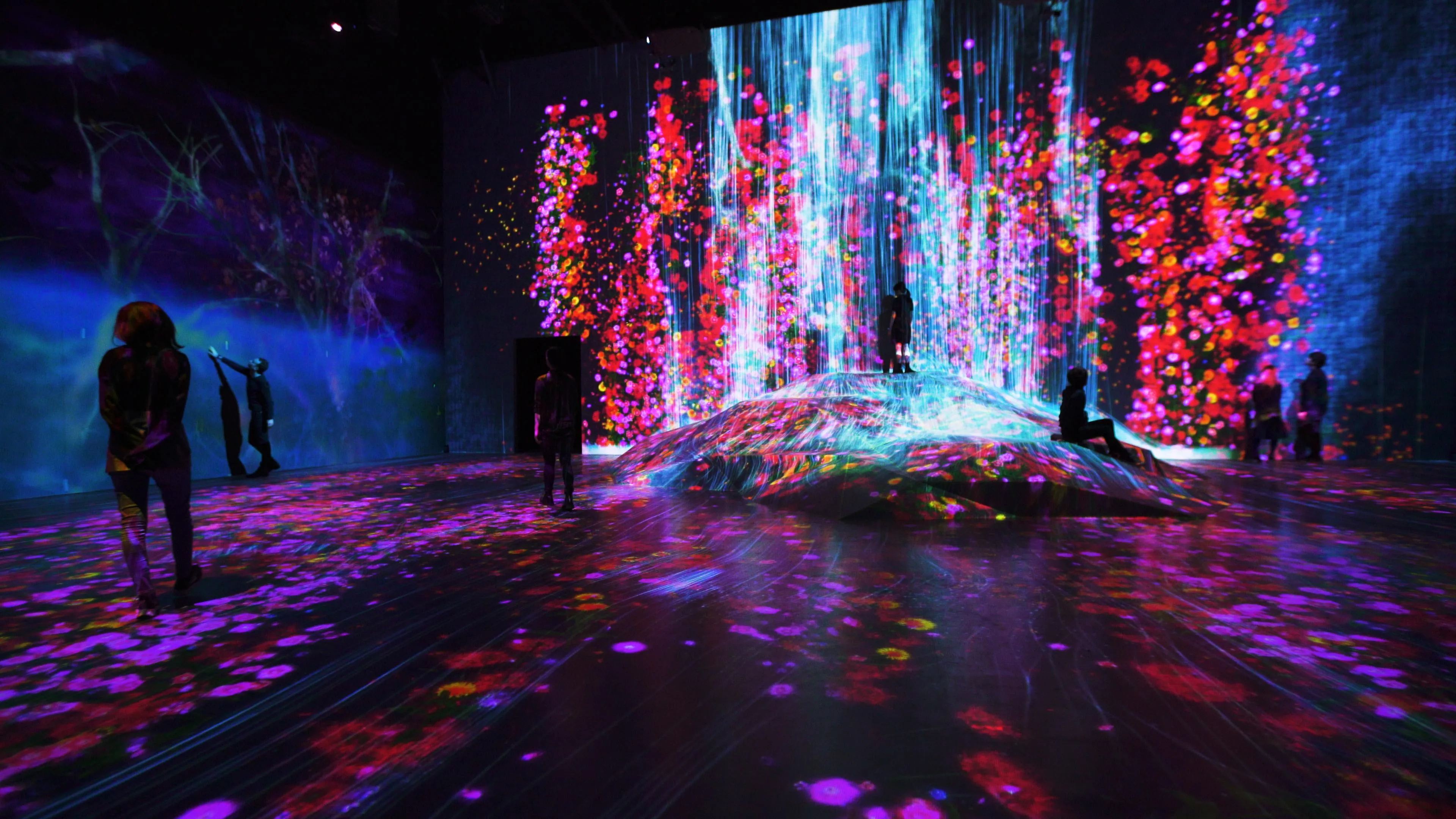在人们聚集的岩石上，注入水粒子的世界 / Universe of Water Particles on a Rock where People ...