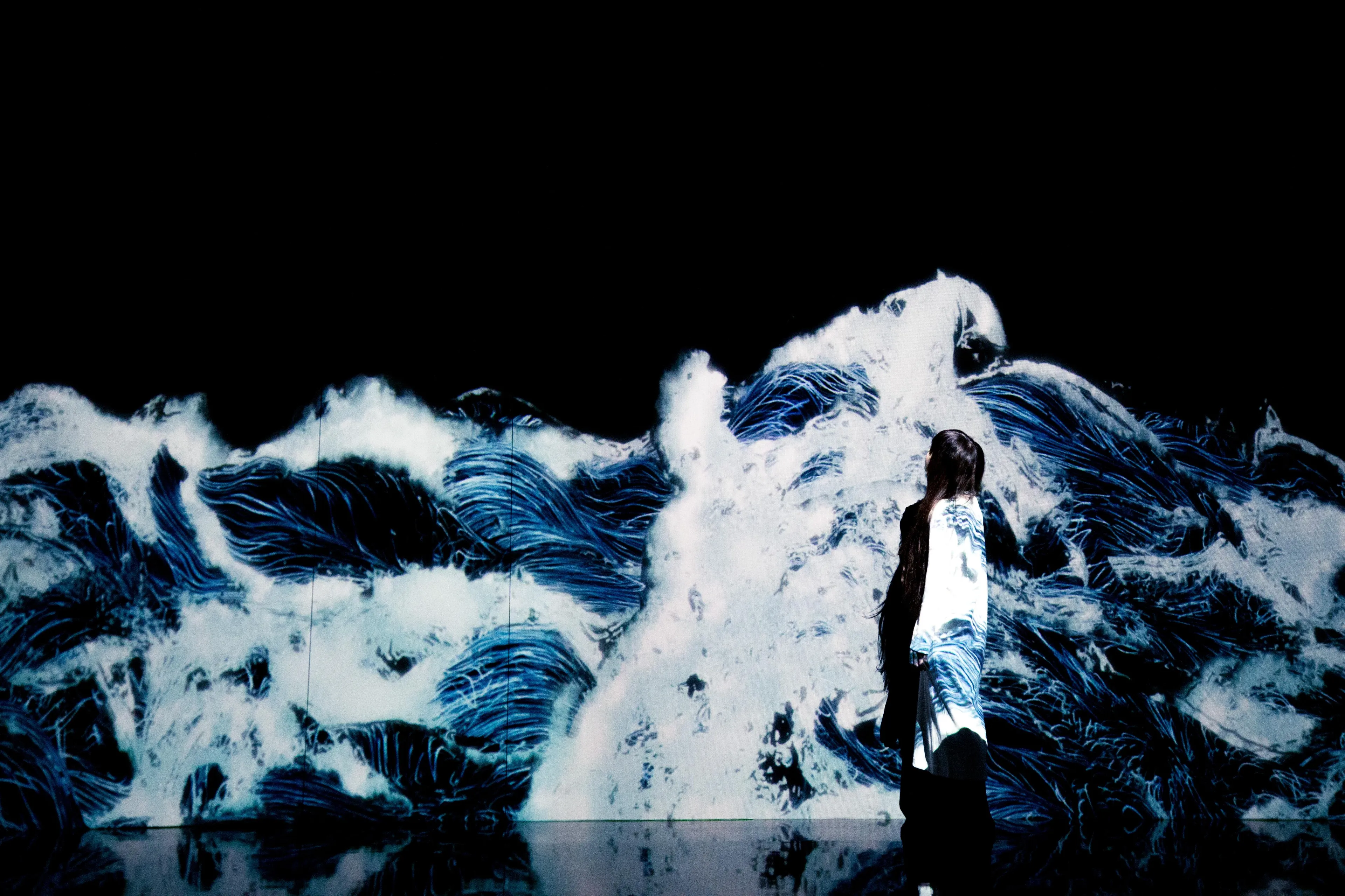 Black Waves - Continuous | teamLab
