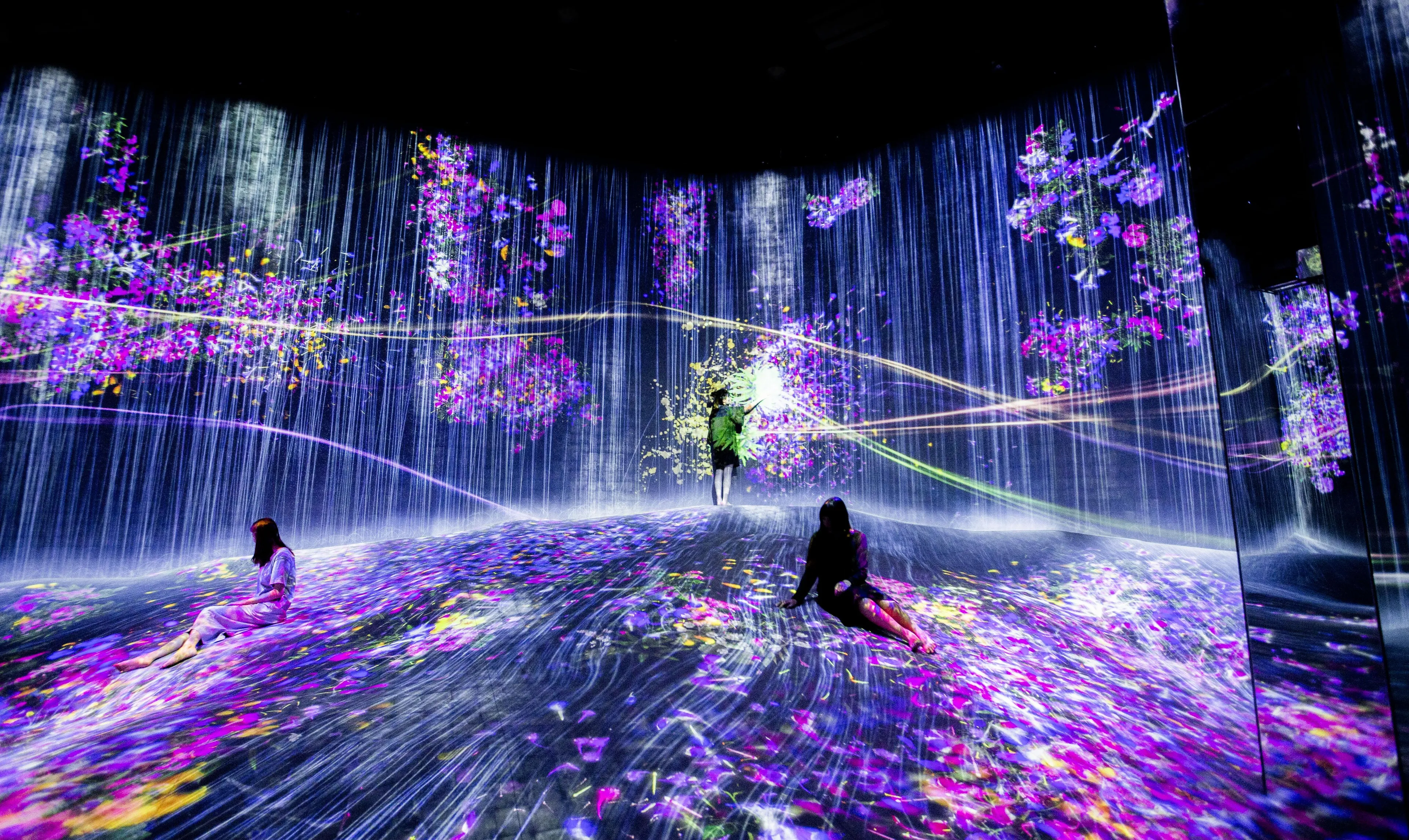 在人們聚集的岩丘上，注入水粒子的世界 / Universe of Water Particles on a Rock Hill where ...