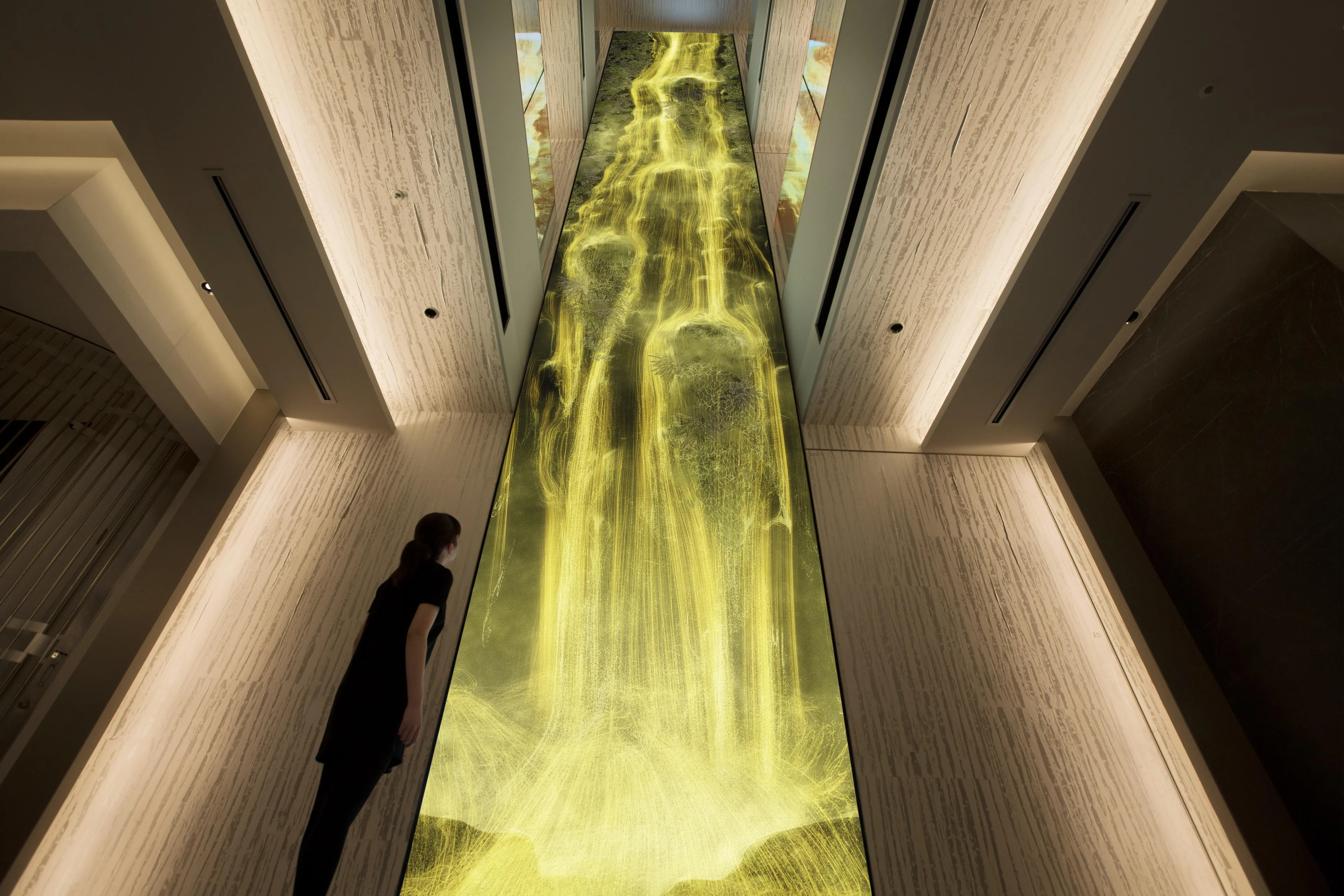 在神明所居住的岩石上呈现水粒子世界 / Universe of Water Particles on a Sacred Rock | teamLab