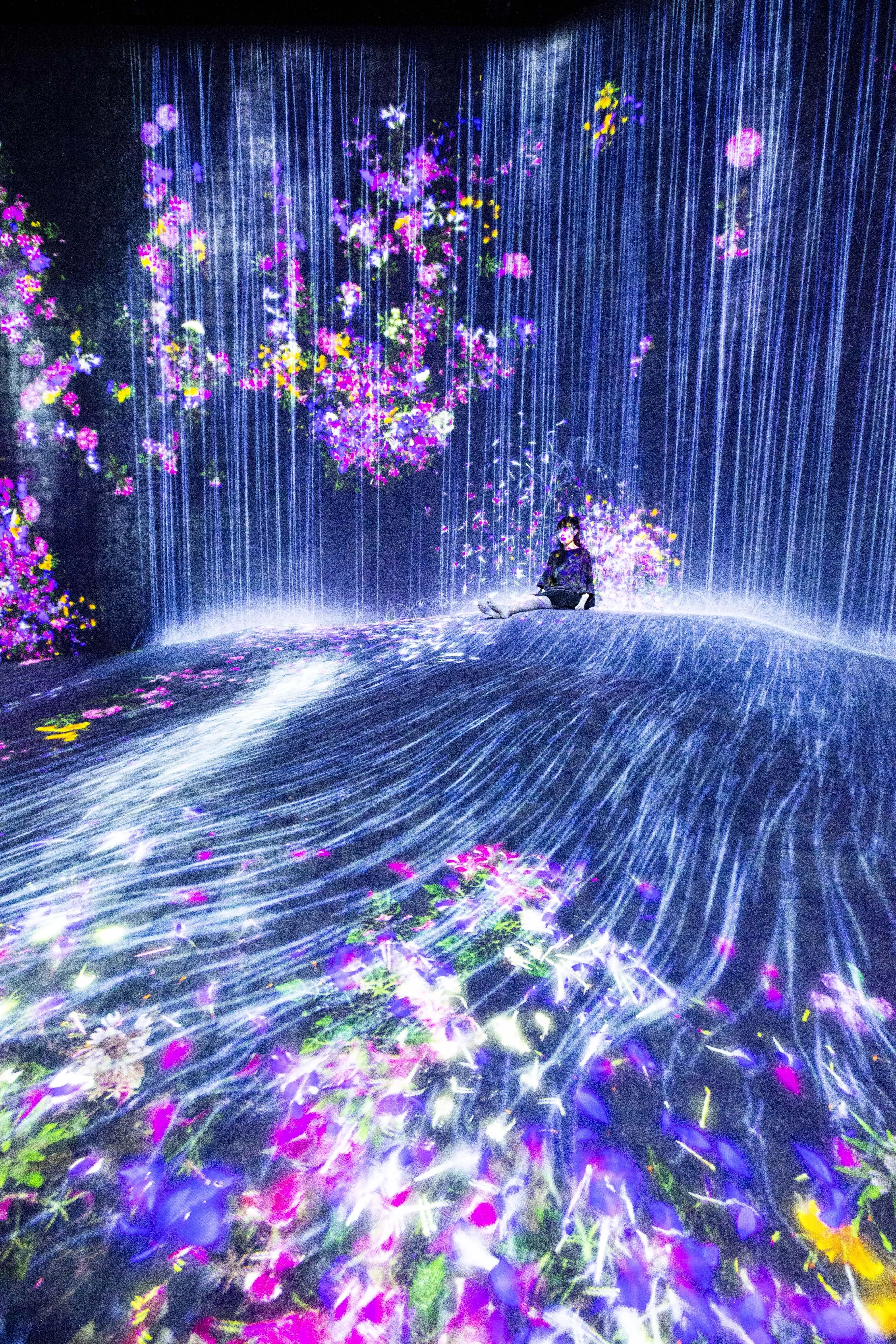 在人們聚集的岩丘上，注入水粒子的世界 / Universe of Water Particles on a Rock Hill where ...