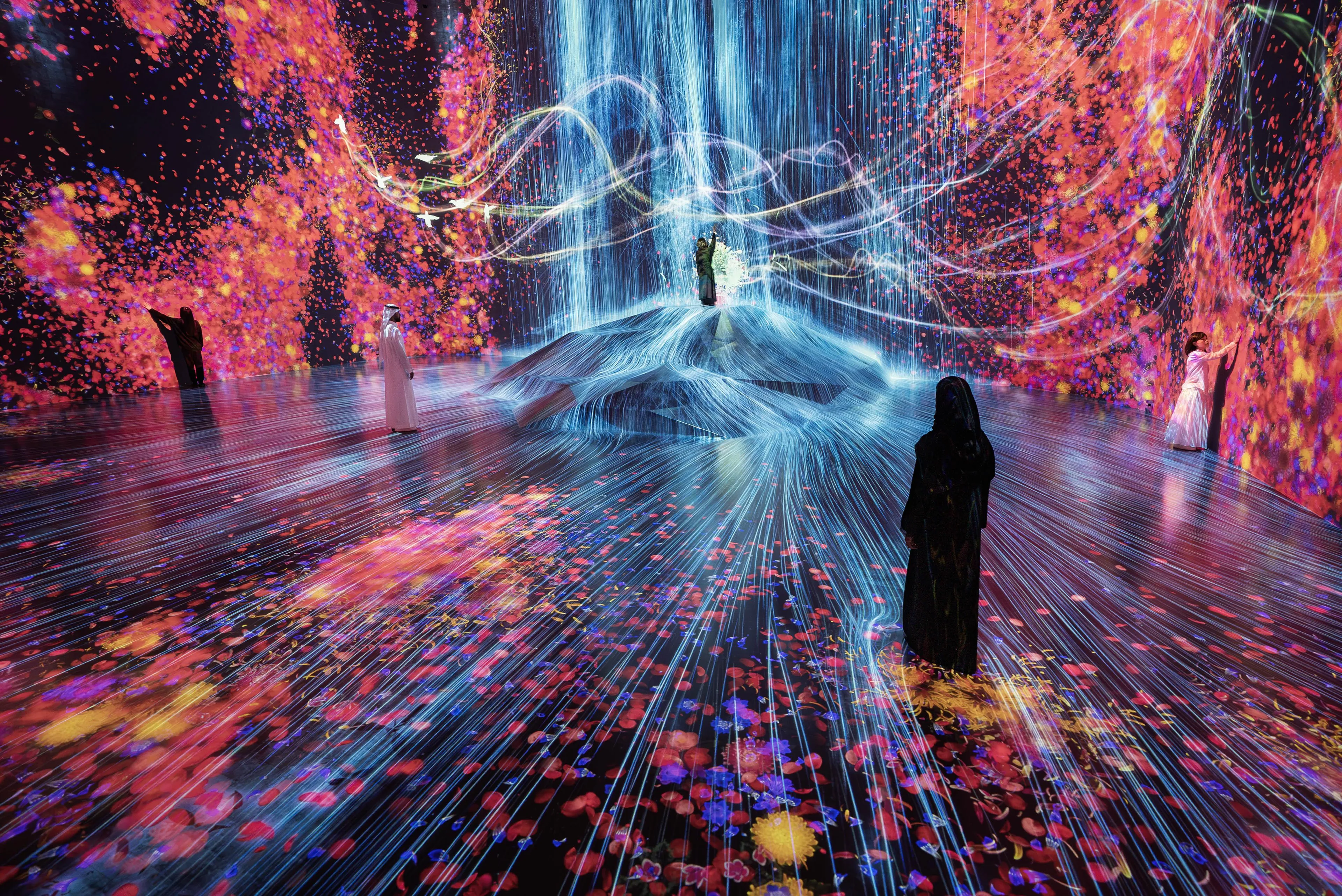 在人们聚集的岩石上，注入水粒子的世界 / Universe of Water Particles on a Rock where People ...