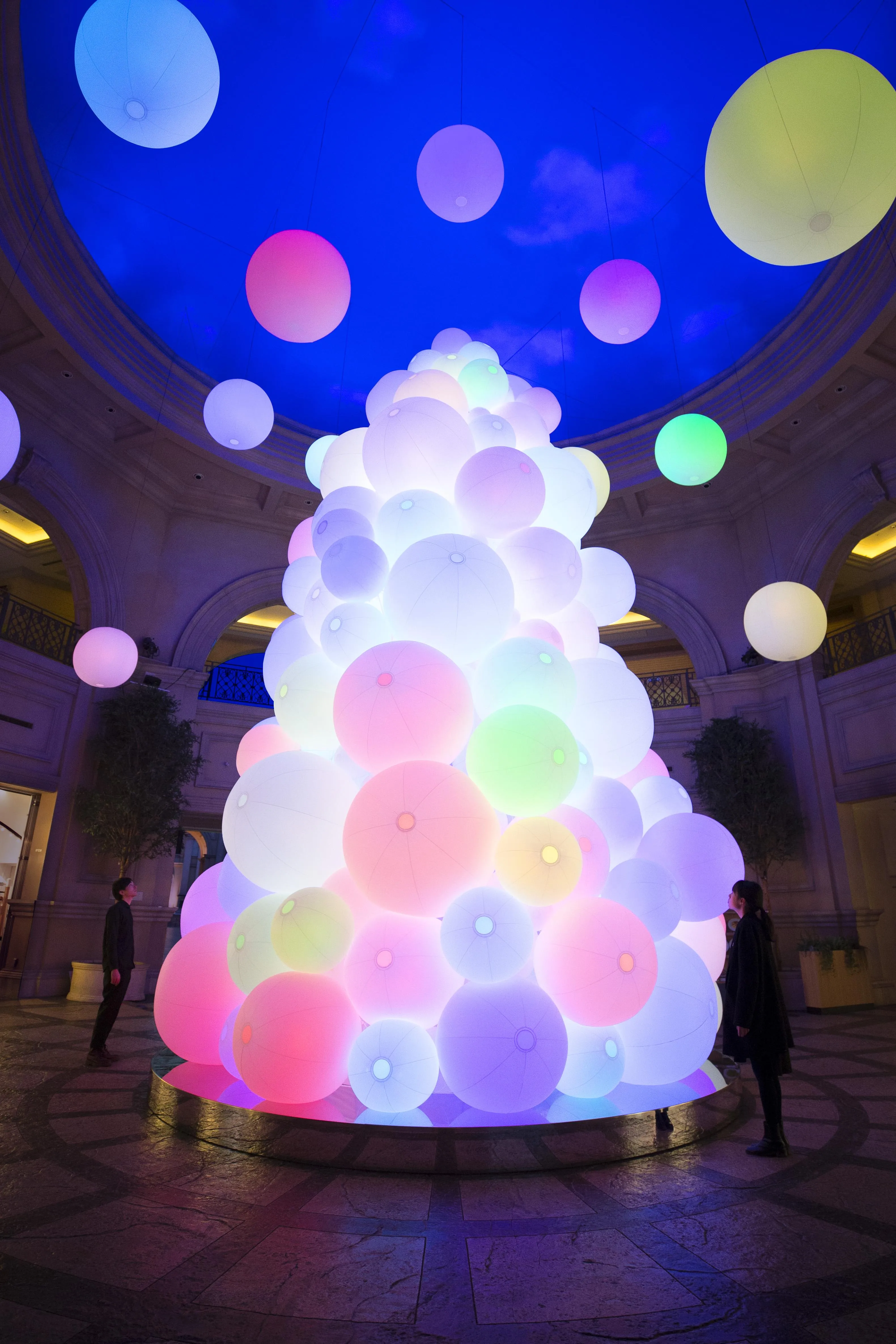teamLab: The Tree of Resonating Colors of Life | teamLab