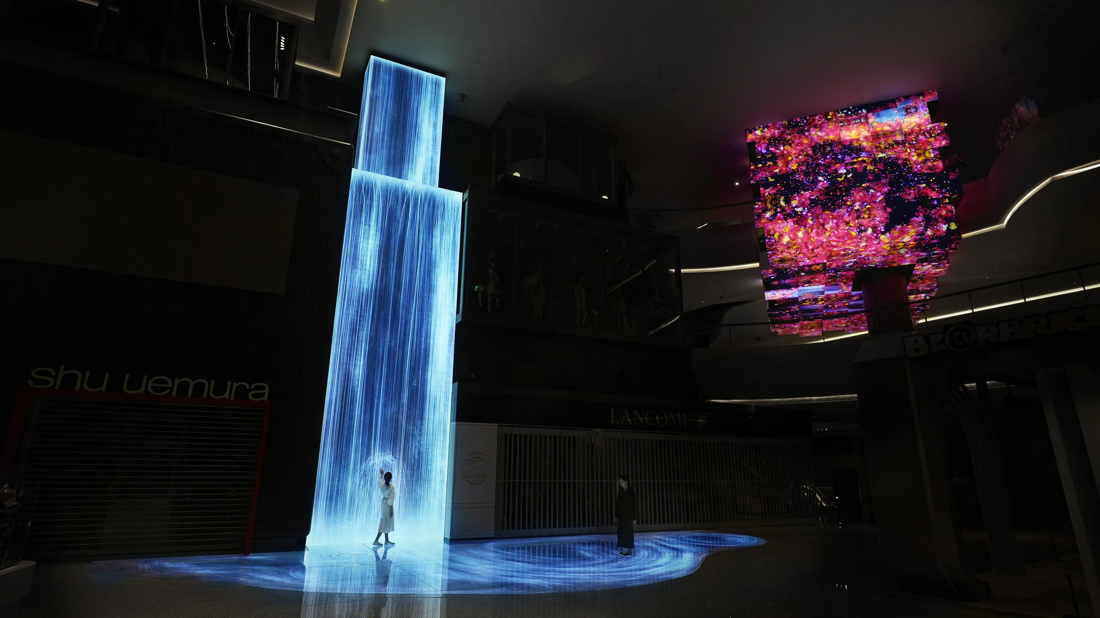 Universe of Water Particles on the Living Wall - Gold | teamLab