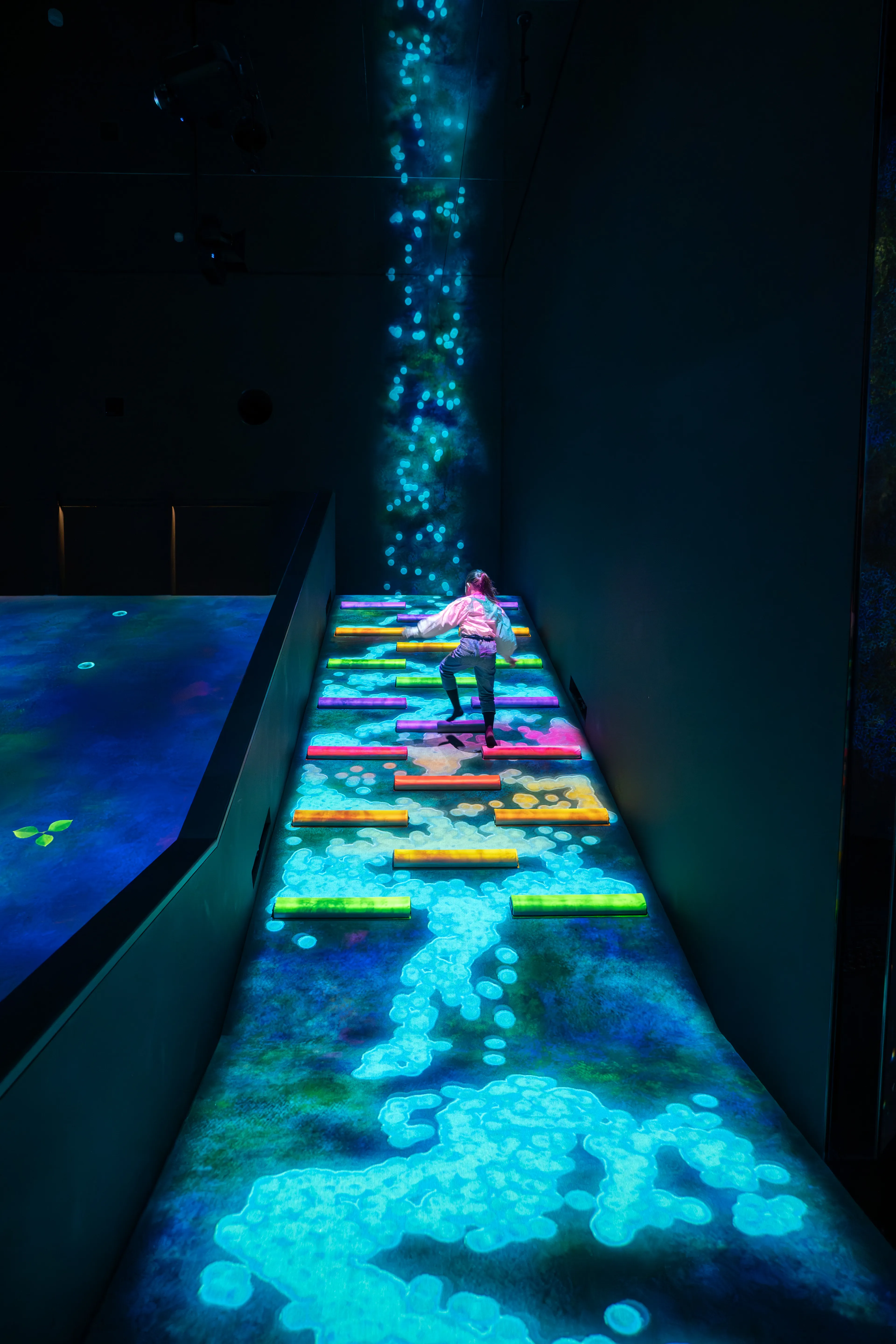 Waterfall Droplets, Flowing Down a Slope | teamLab